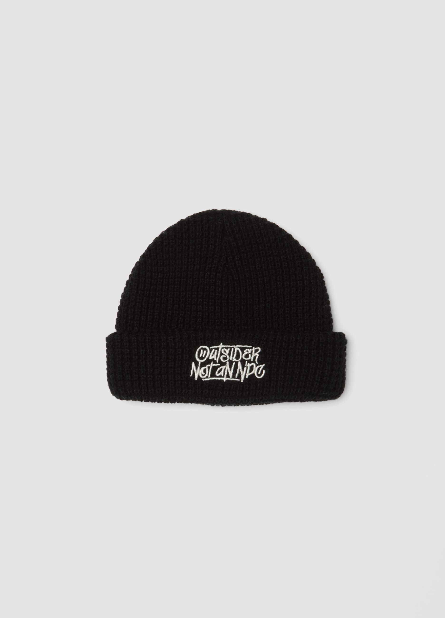 Schwarze Rippstrickm&uuml;tze mit Umschlag