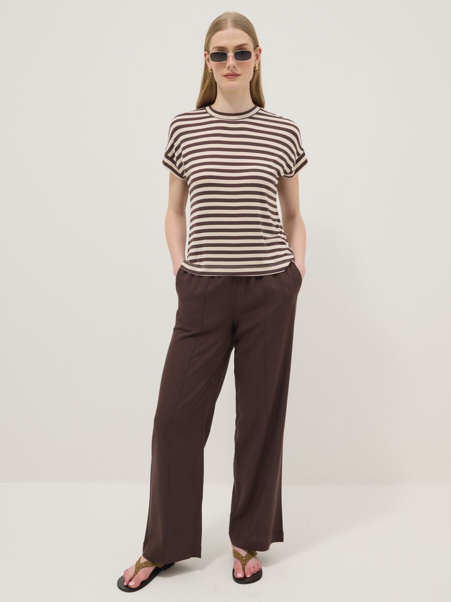 Regular-Fit T-Shirt aus elastischer Viskose mit bunten Streifen_2