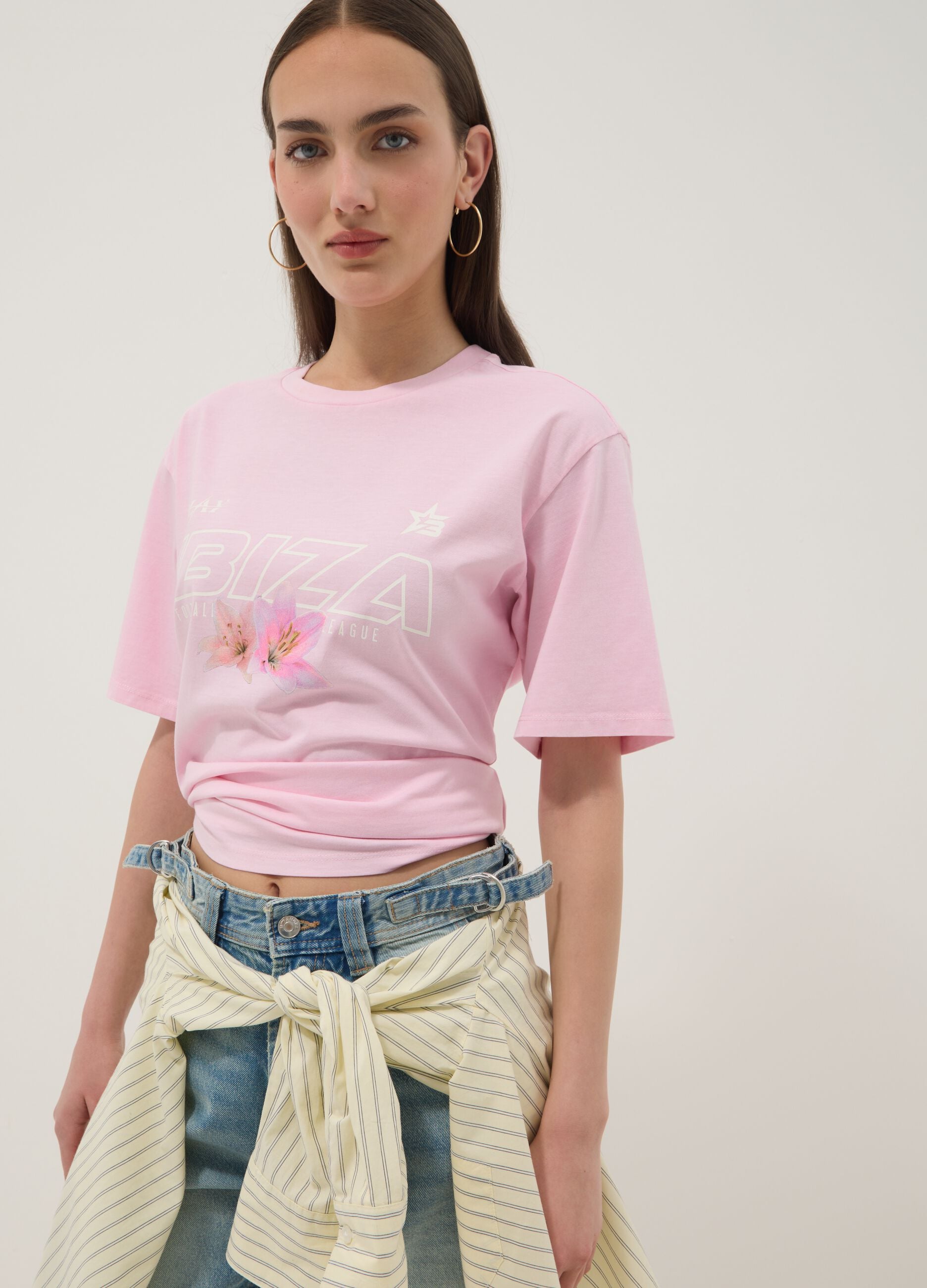 Camiseta rosa de algod&oacute;n puro con mensaje, corte relaxed