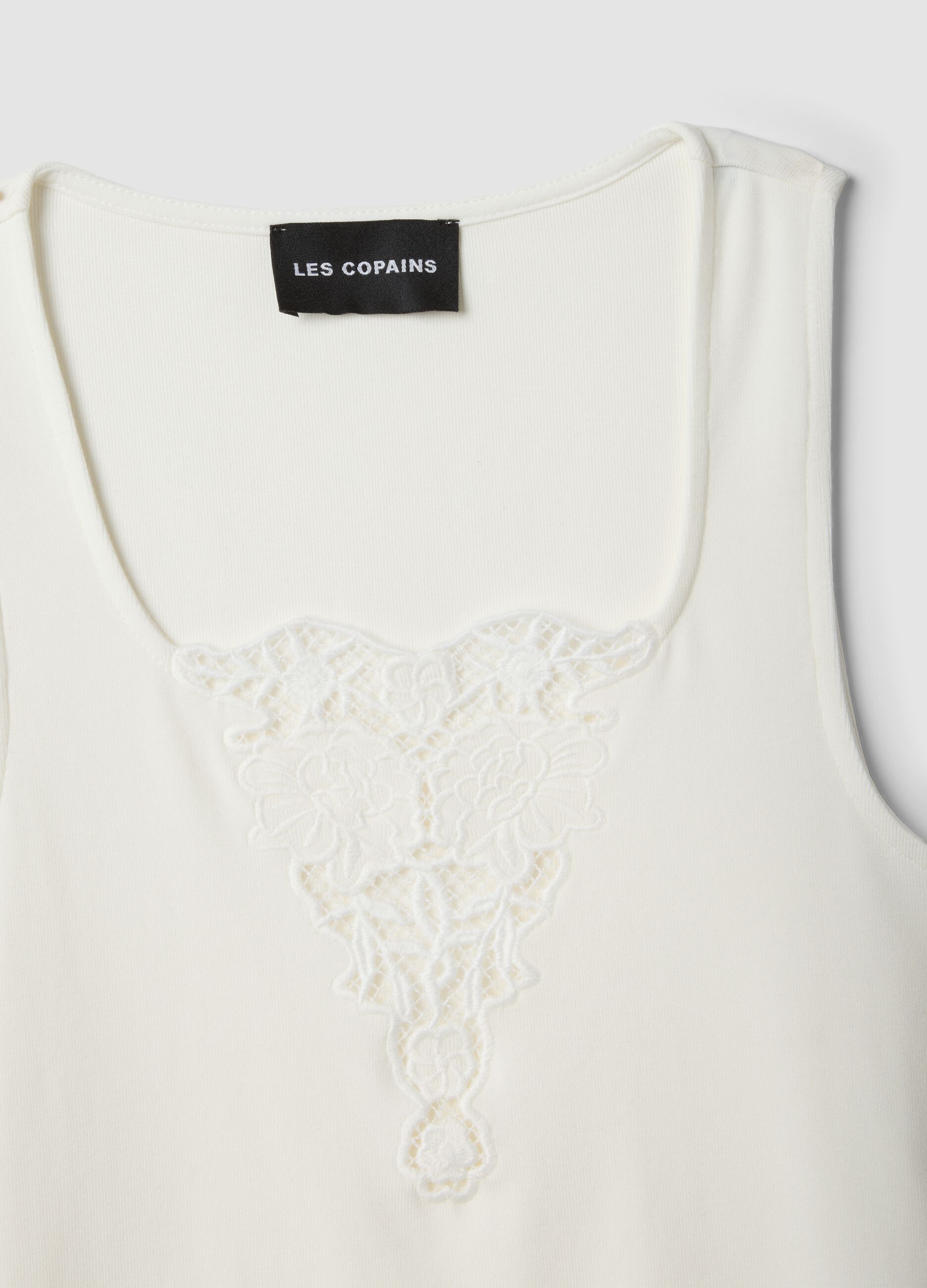 Top branco de al&ccedil;as em viscose el&aacute;stica com bordado
