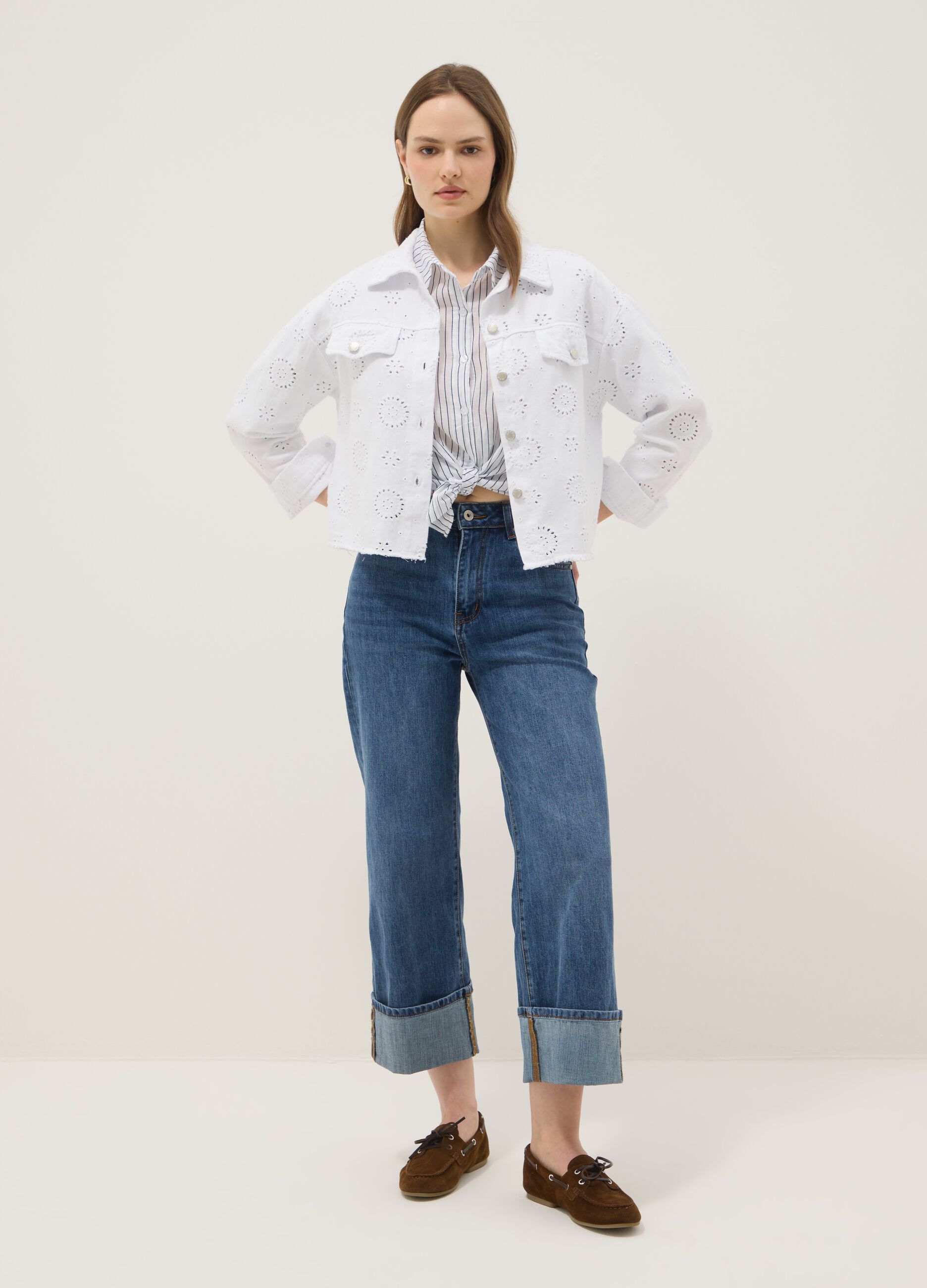 Casaco branco em algod&atilde;o puro com bordado sangallo, corte regular