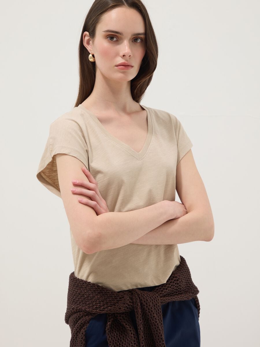 Camiseta beige de algod&oacute;n puro con cuello pico_1