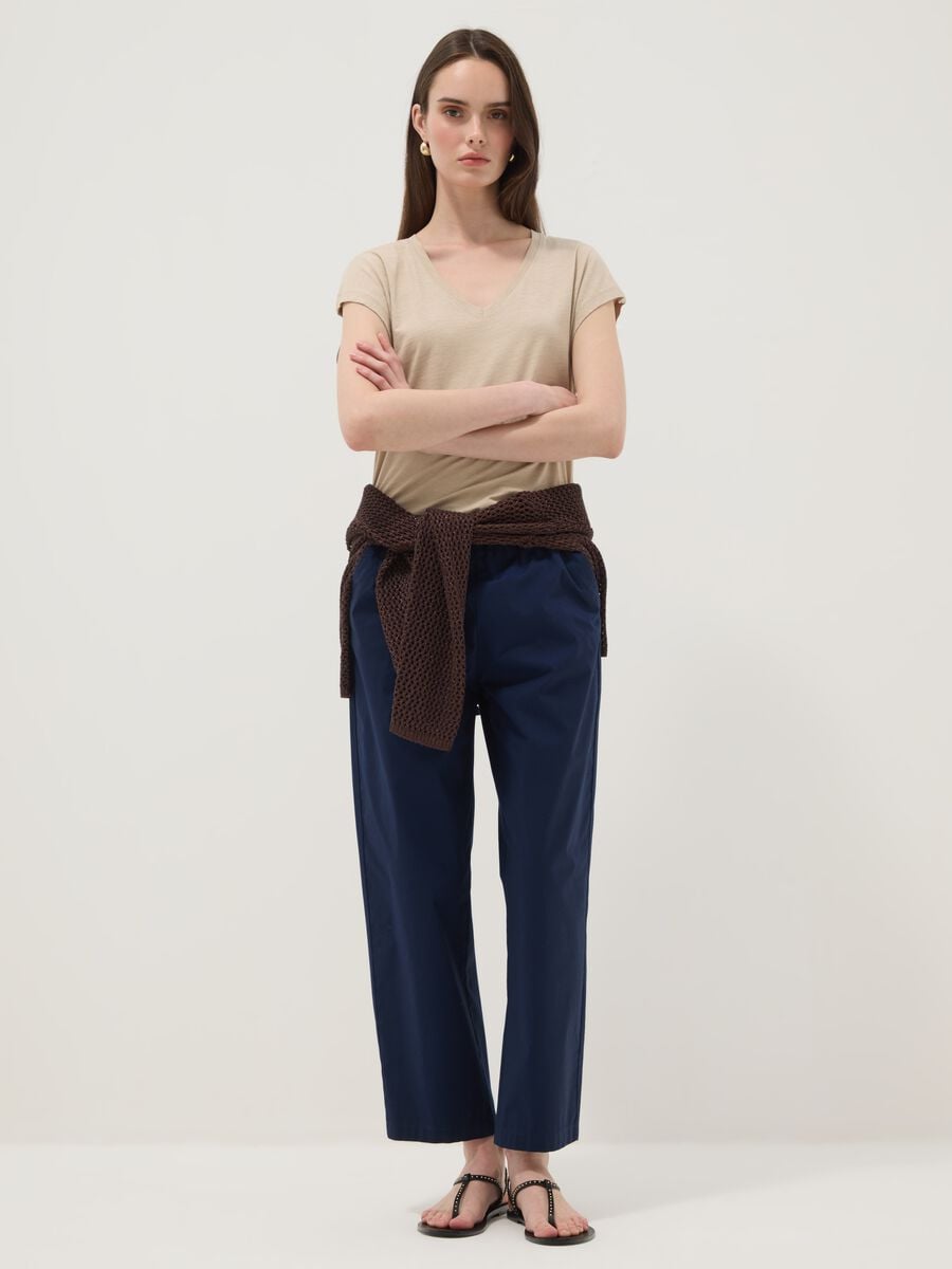 Camiseta beige de algod&oacute;n puro con cuello pico_2