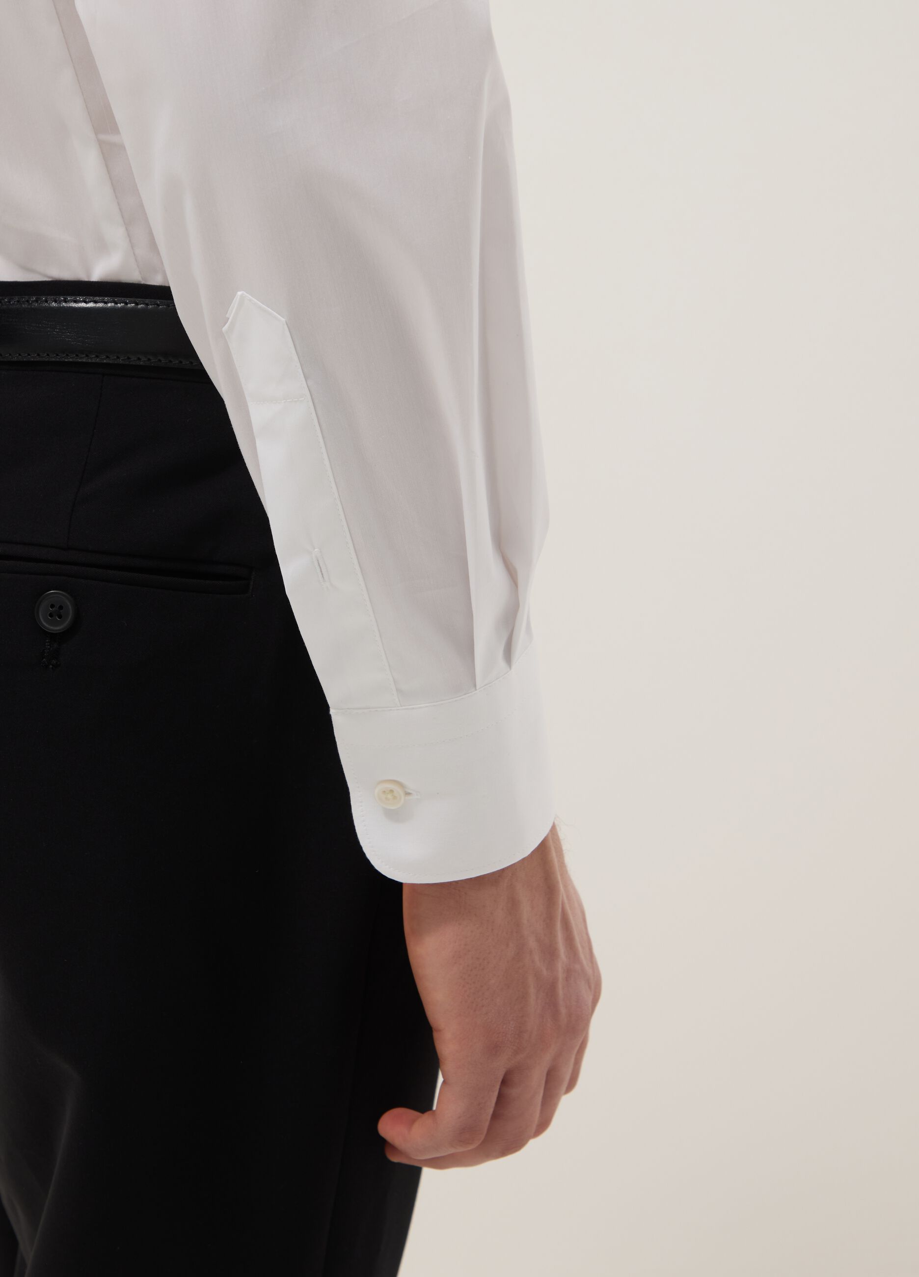 Camisa branca slim fit de algod&atilde;o el&aacute;stico com colarinho cl&aacute;ssico