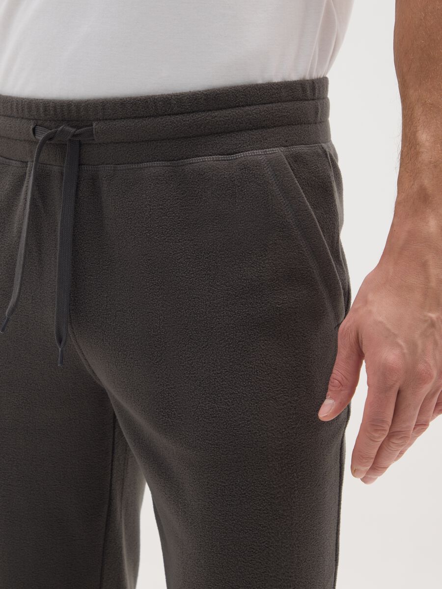 Graue Fleece-Hose mit regulärer Passform und elastischem Bund_3