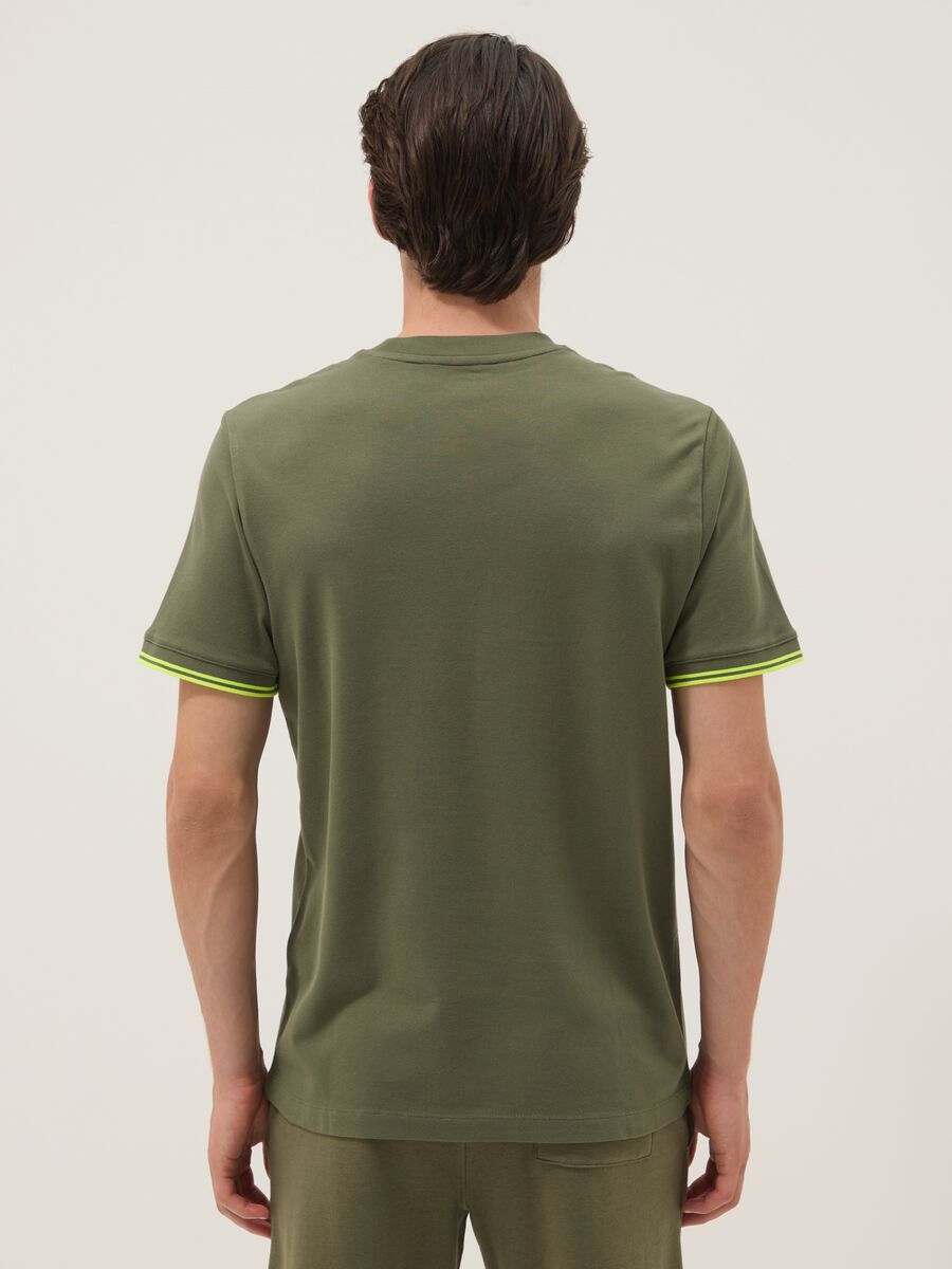 Gr&uuml;nes T-Shirt aus Stretch-Baumwolle mit Brusttasche_3