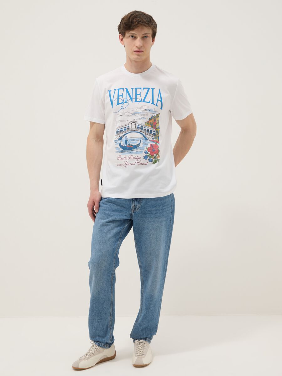 Wei&szlig;es T-Shirt aus 100% Baumwolle mit Grafikprint, Regular Fit_1