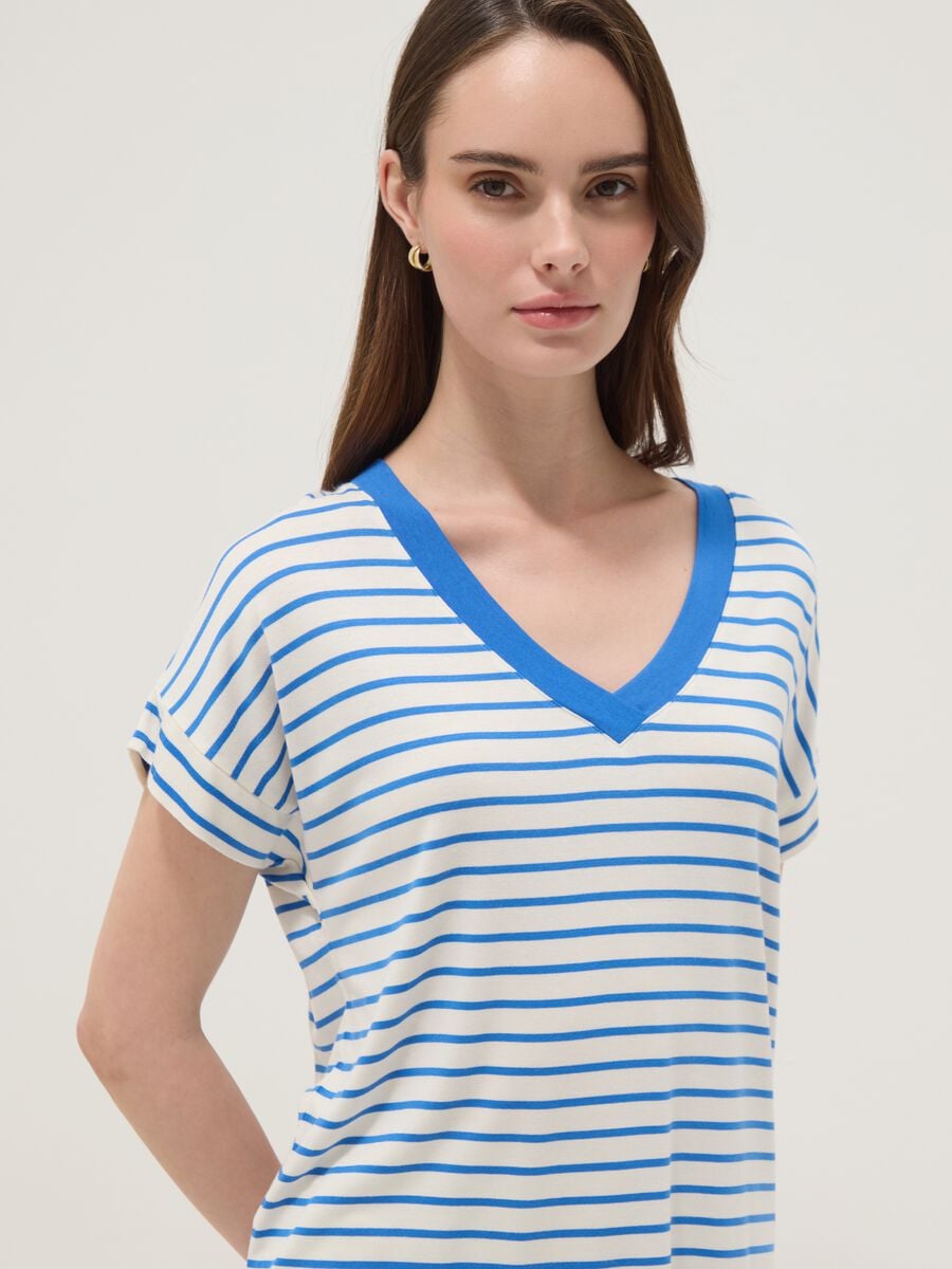 Camiseta azul de viscosa el&aacute;stica a rayas_2