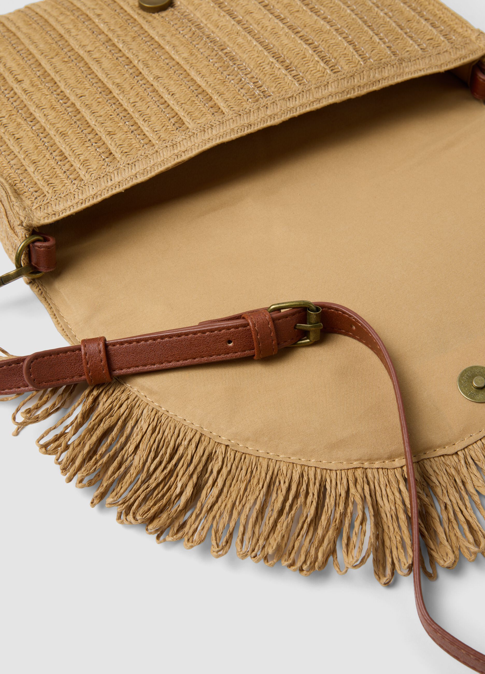 Bolso bandolera beige en tejido mezcla de papel con flecos