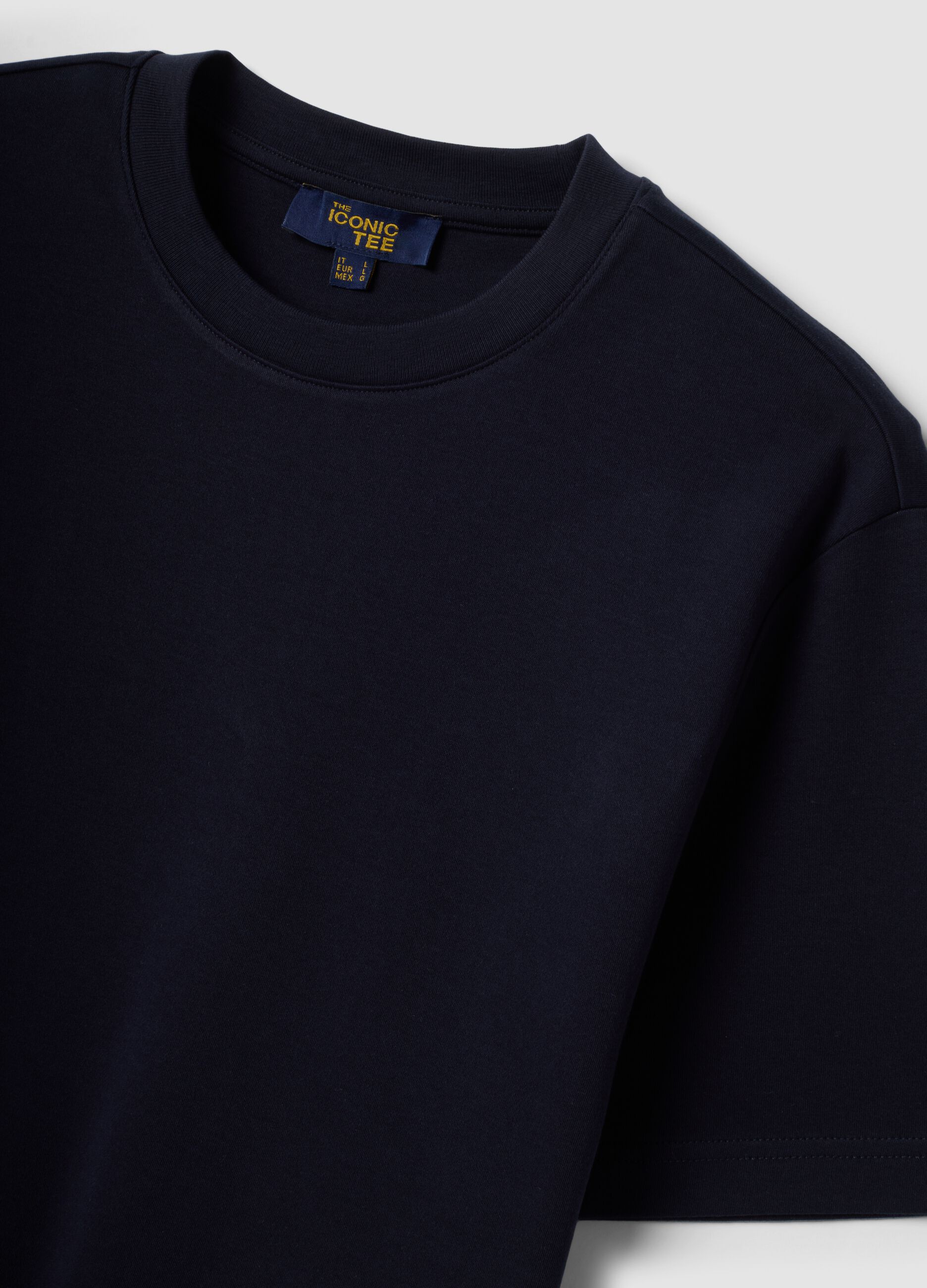 &Mu;&pi;&lambda;&epsilon; &alpha;&nu;&delta;&rho;&iota;&kappa;ό T-shirt &alpha;&pi;ό 100% &beta;&alpha;&mu;&beta;ά&kappa;&iota; &mu;&epsilon; &kappa;&omicron;&nu;&tau;ό &mu;&alpha;&nu;ί&kappa;&iota;, regular fit