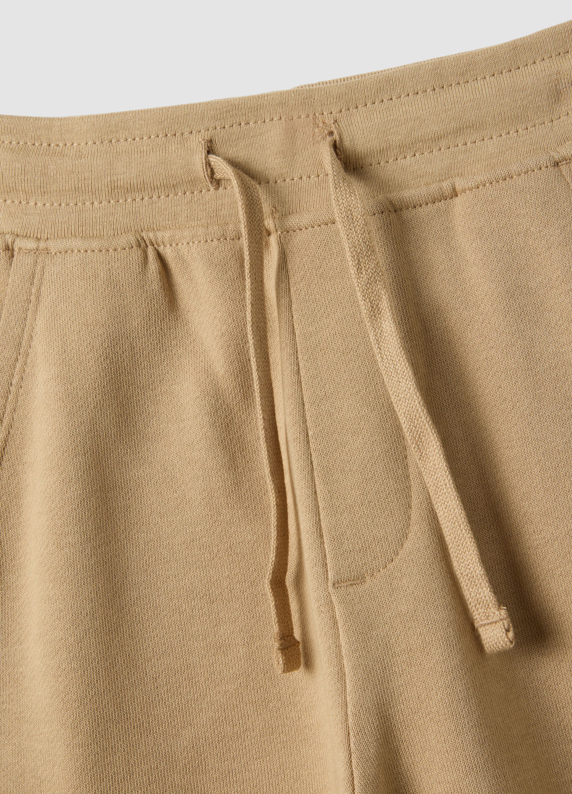 Pantaloni jogger beige in misto cotone con tasche cargo per bambino