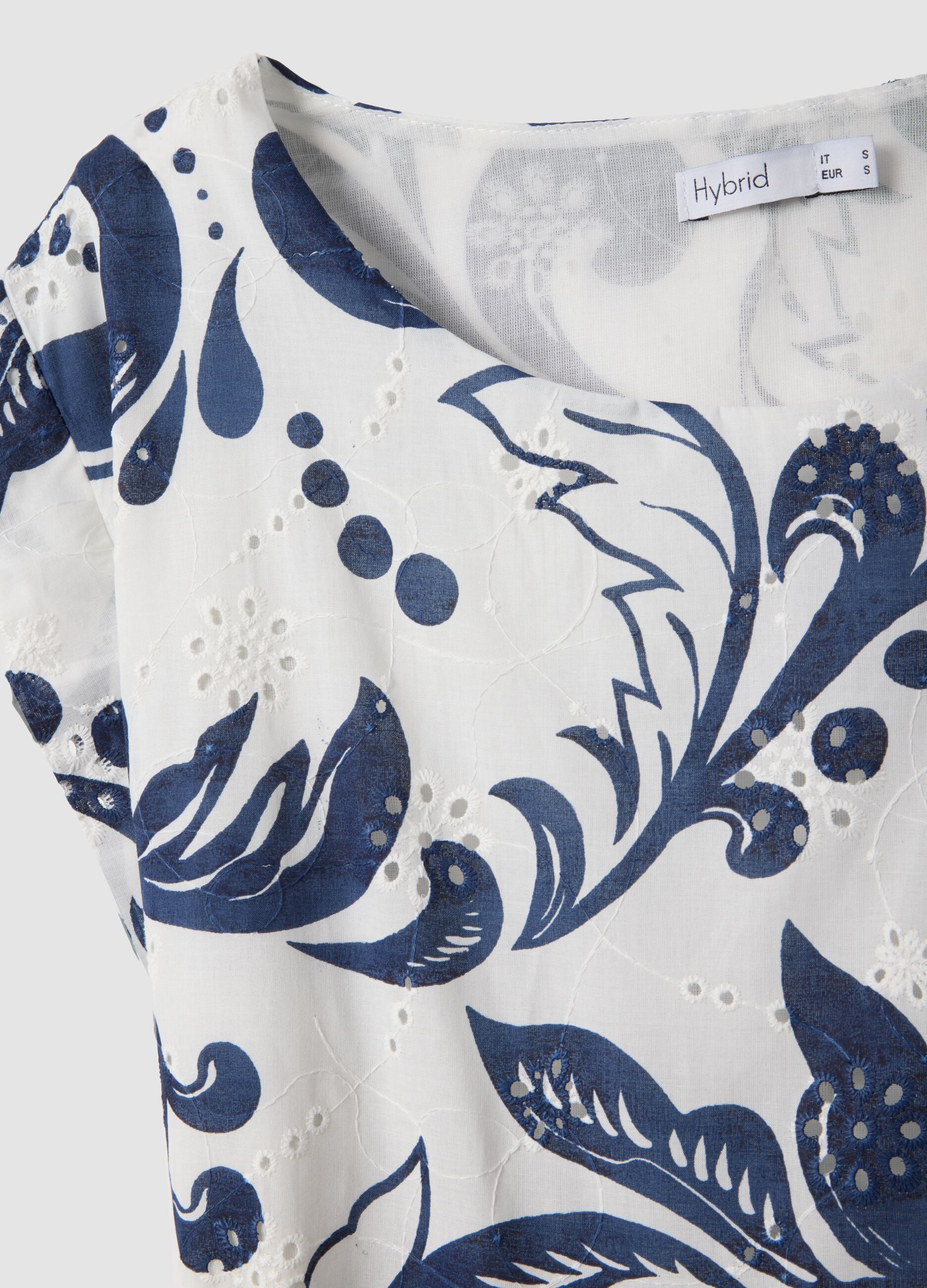 Vestido azul e branco em puro algod&atilde;o com padr&atilde;o e cinto de corda