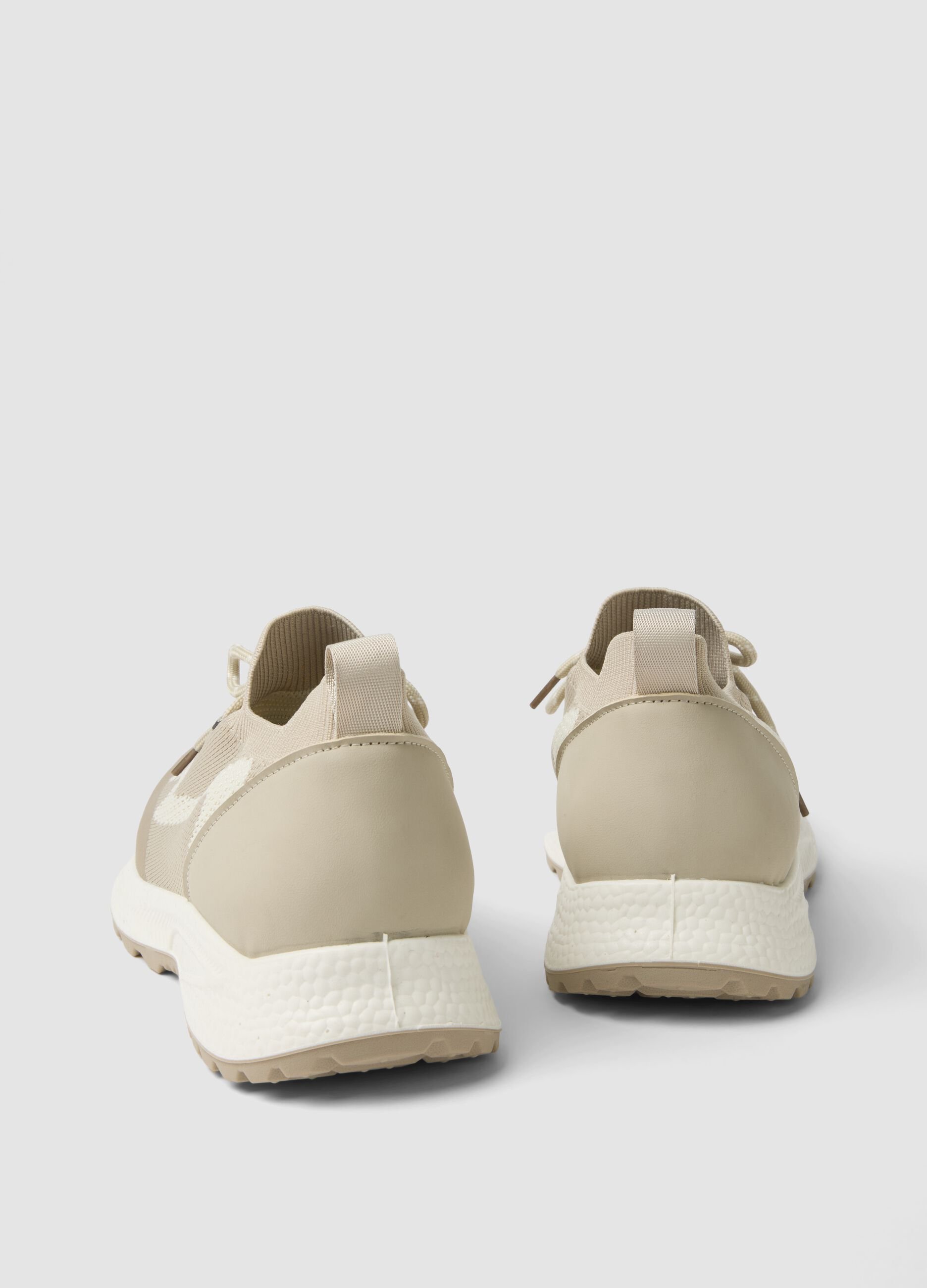 T&eacute;nis multicoloridos com detalhes em malha