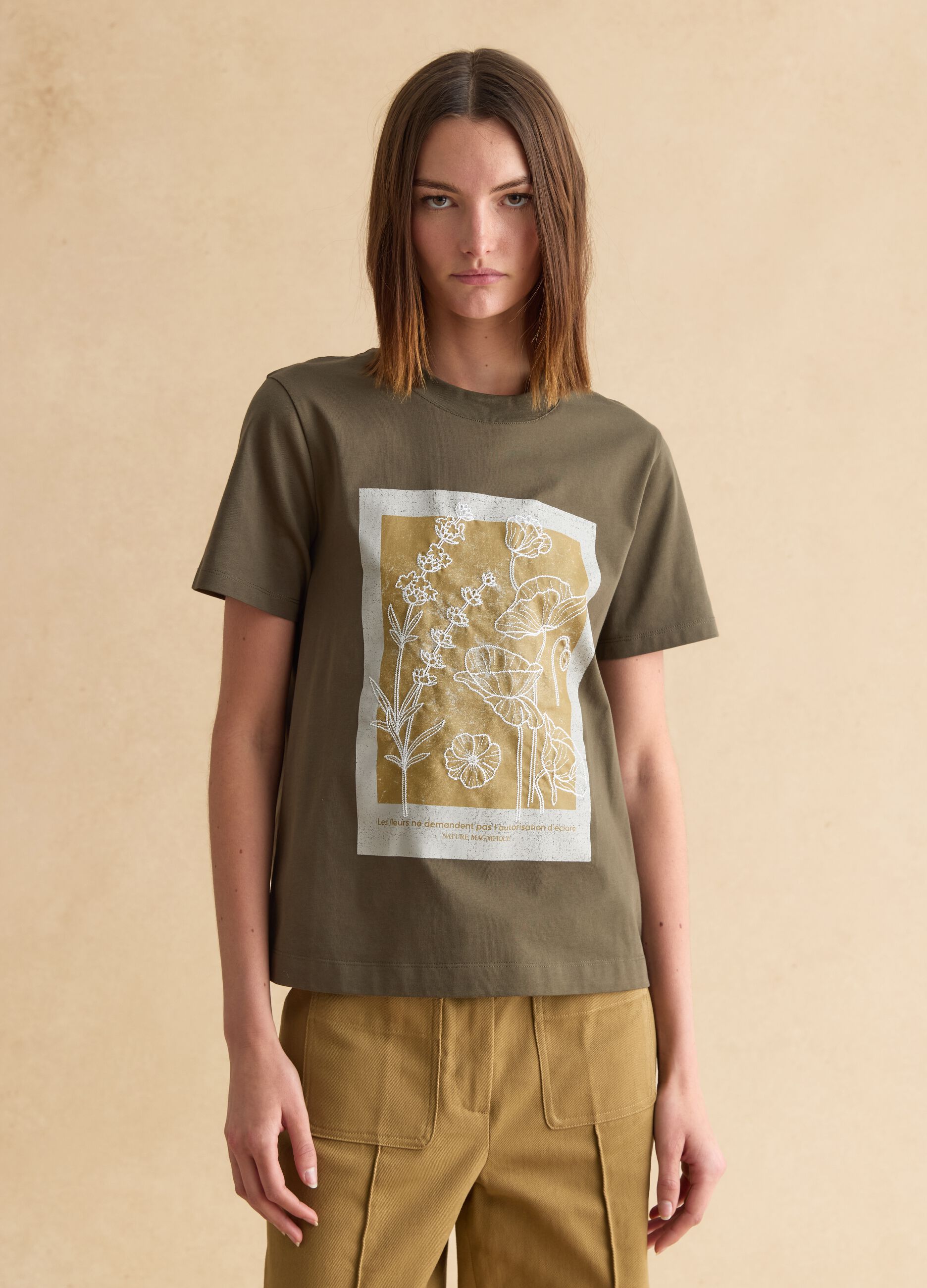 Gr&uuml;nes T-Shirt aus reiner Baumwolle, Regular Fit, mit Blumenmuster