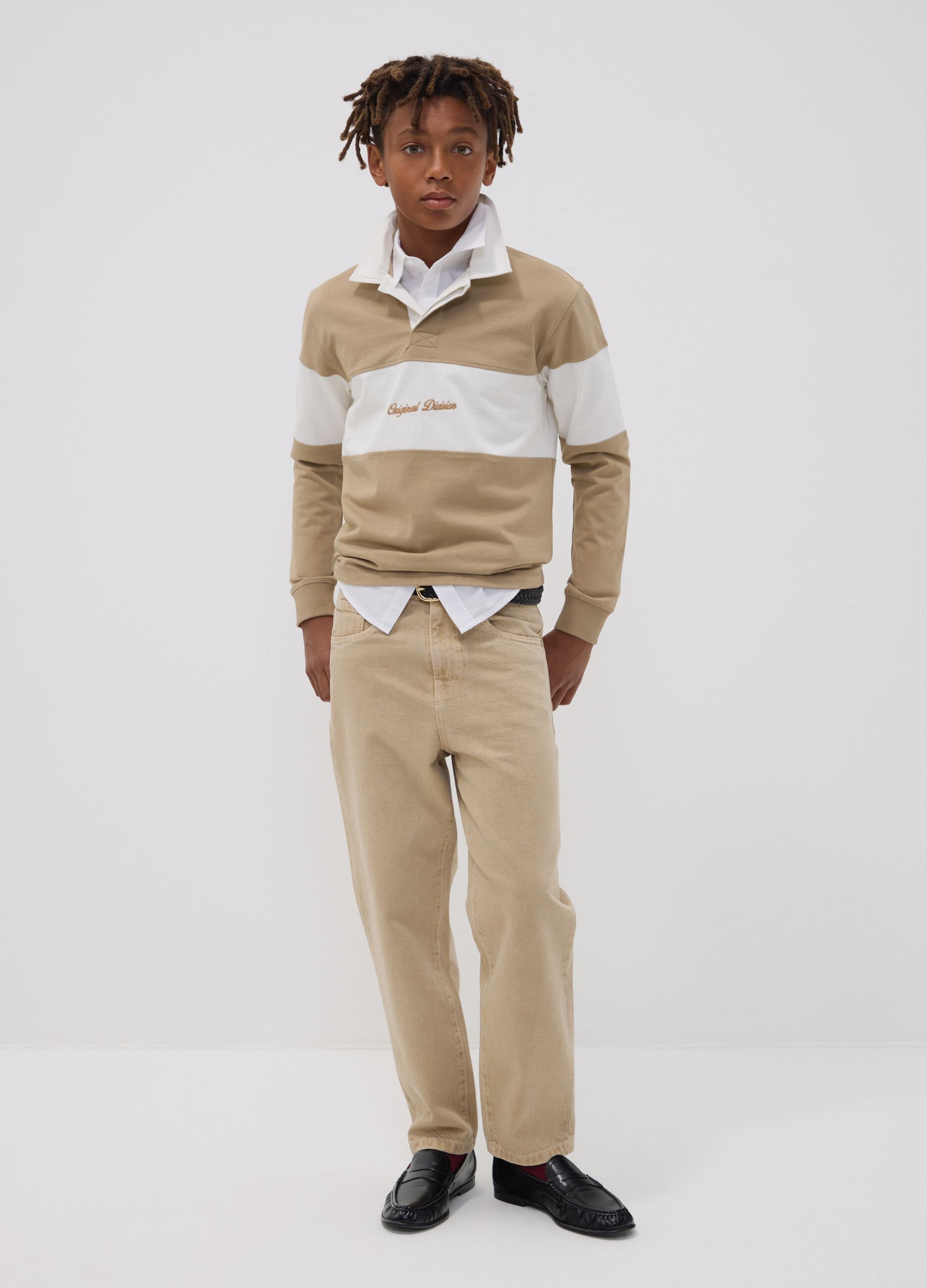 &Mu;&pi;&epsilon;&zeta; &tau;&zeta;&iota;&nu; denim &alpha;&pi;ό 100% &beta;&alpha;&mu;&beta;ά&kappa;&iota;, relaxed fit &gamma;&iota;&alpha; &alpha;&gamma;ό&rho;&iota;