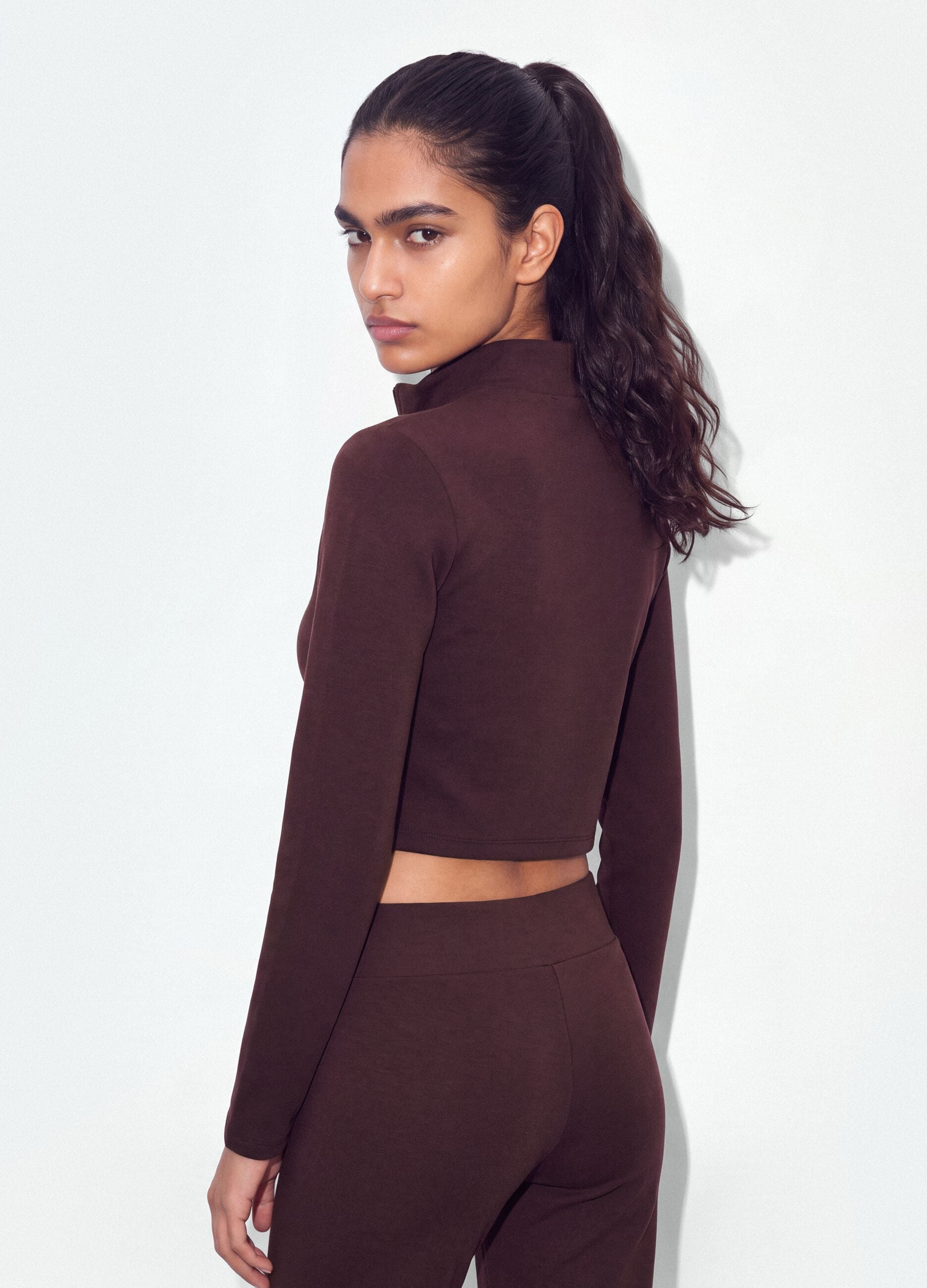 Violetter, taillierter Sweatshirt aus elastischem Modal mit Stehkragen