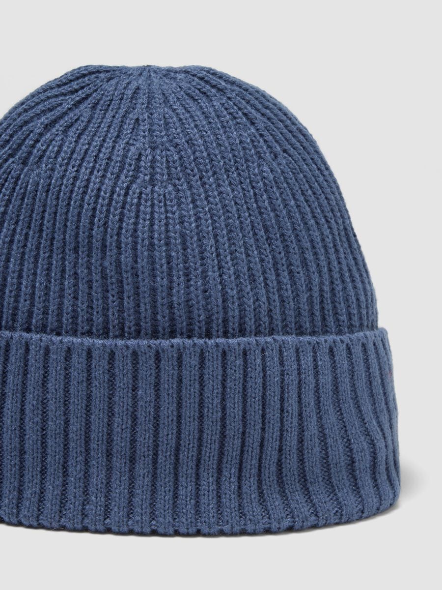 Gorro azul em malha com dobra_2
