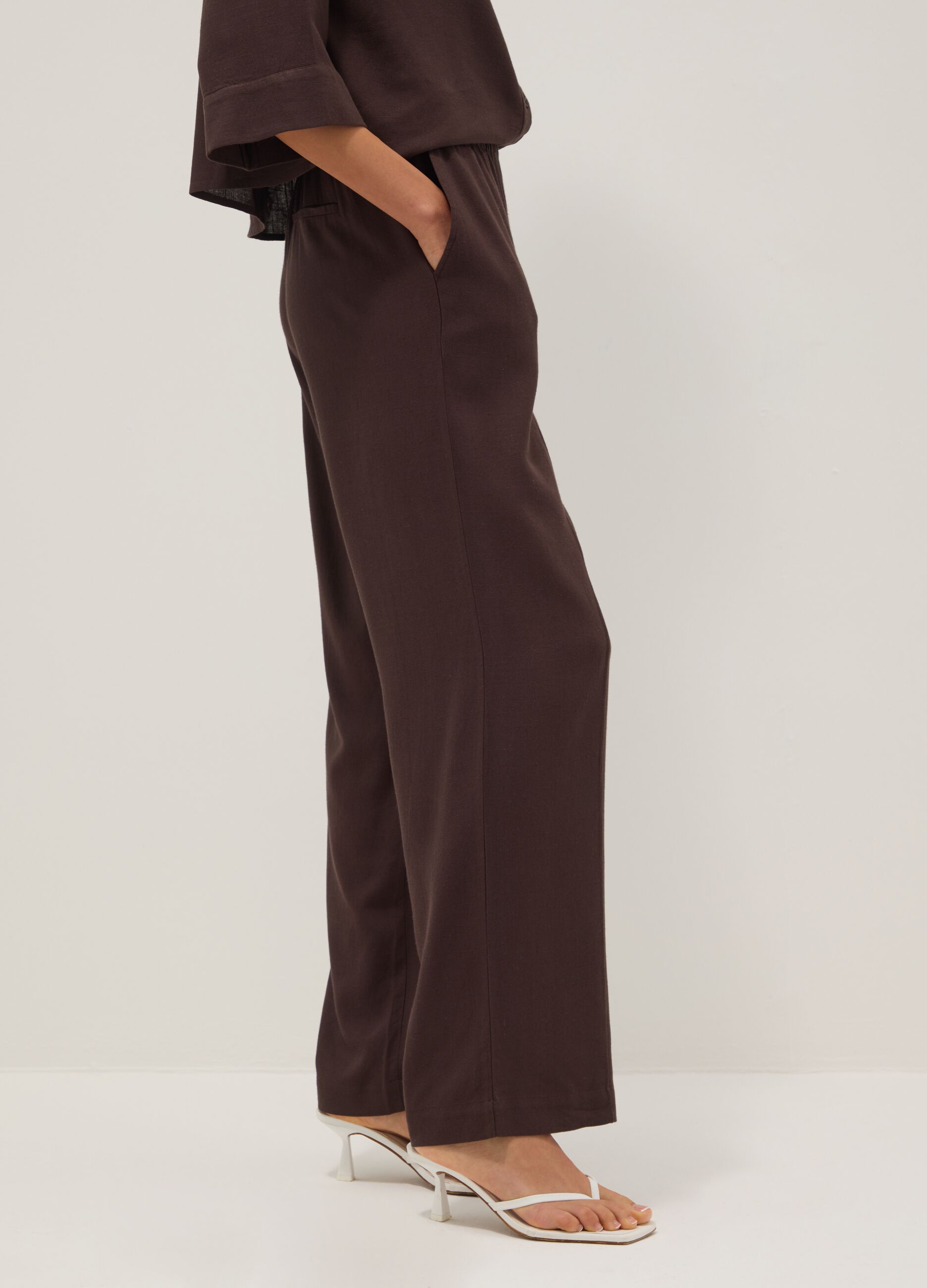 Braune Straight-Fit-Hose aus Viskose-Leinen-Mix