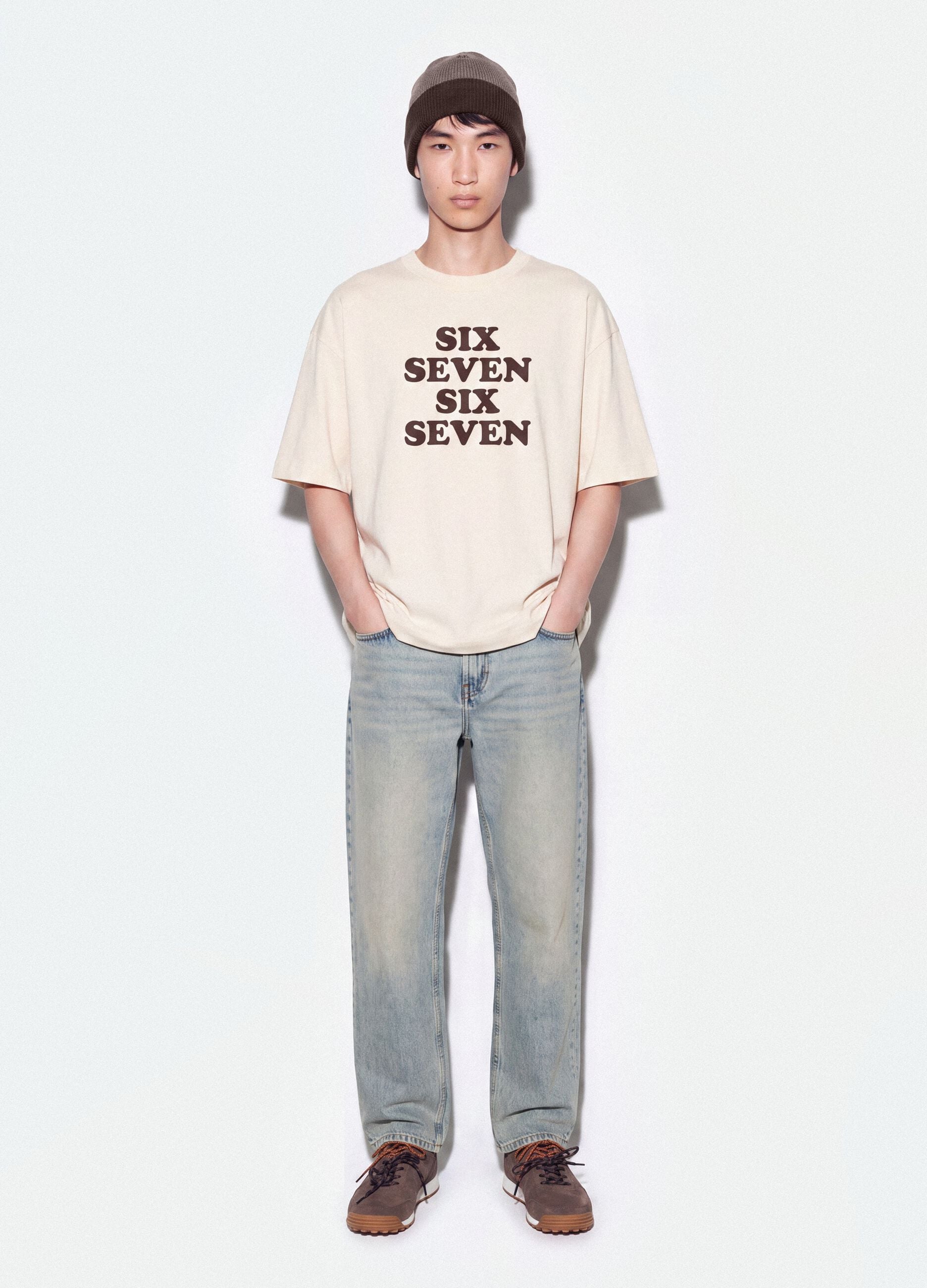 T-shirt branca em algod&atilde;o puro com estampado frontal Six Seven, corte boxy