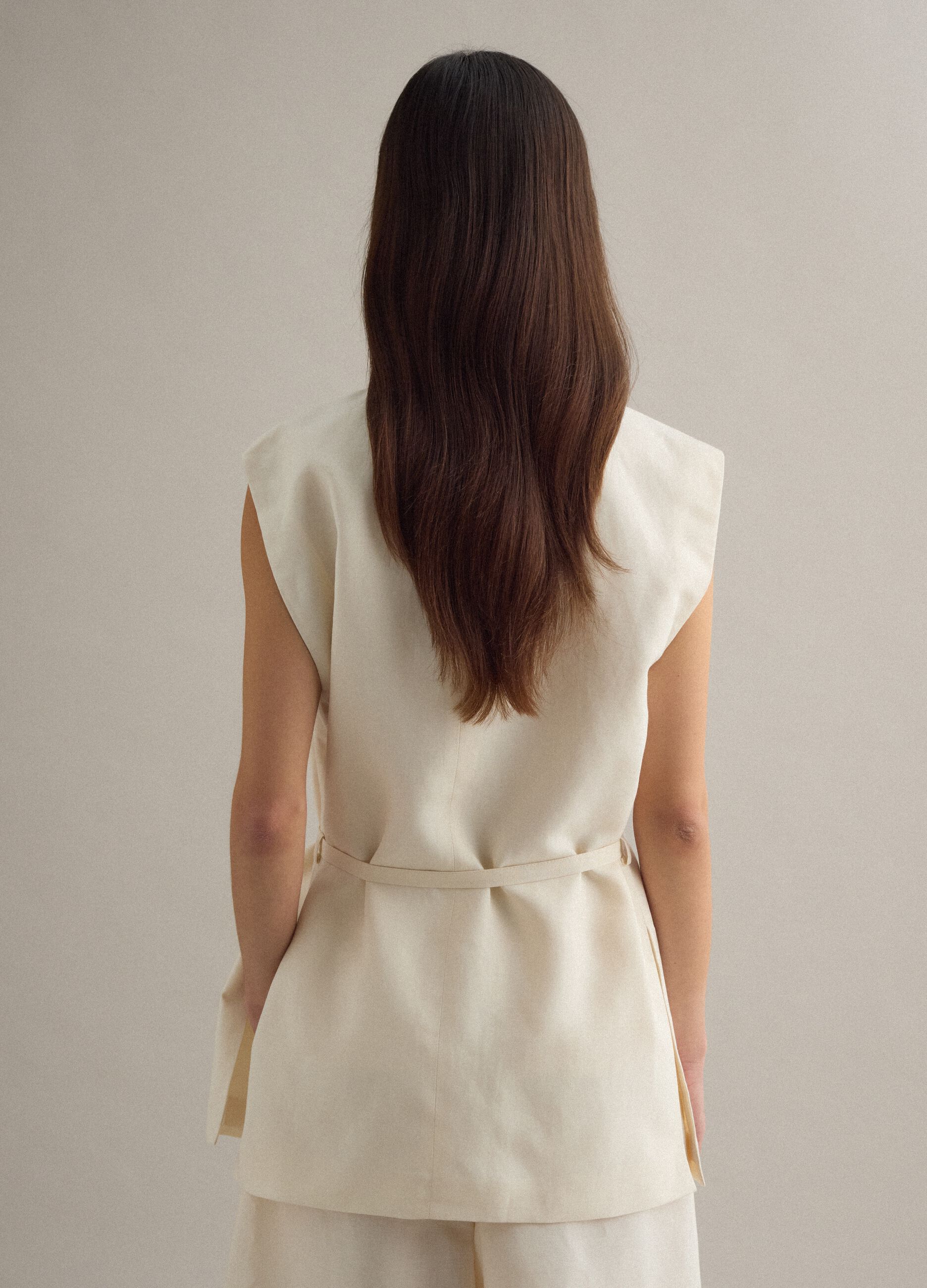 Gilet blanc regular en m&eacute;lange lyocell et lin avec ceinture