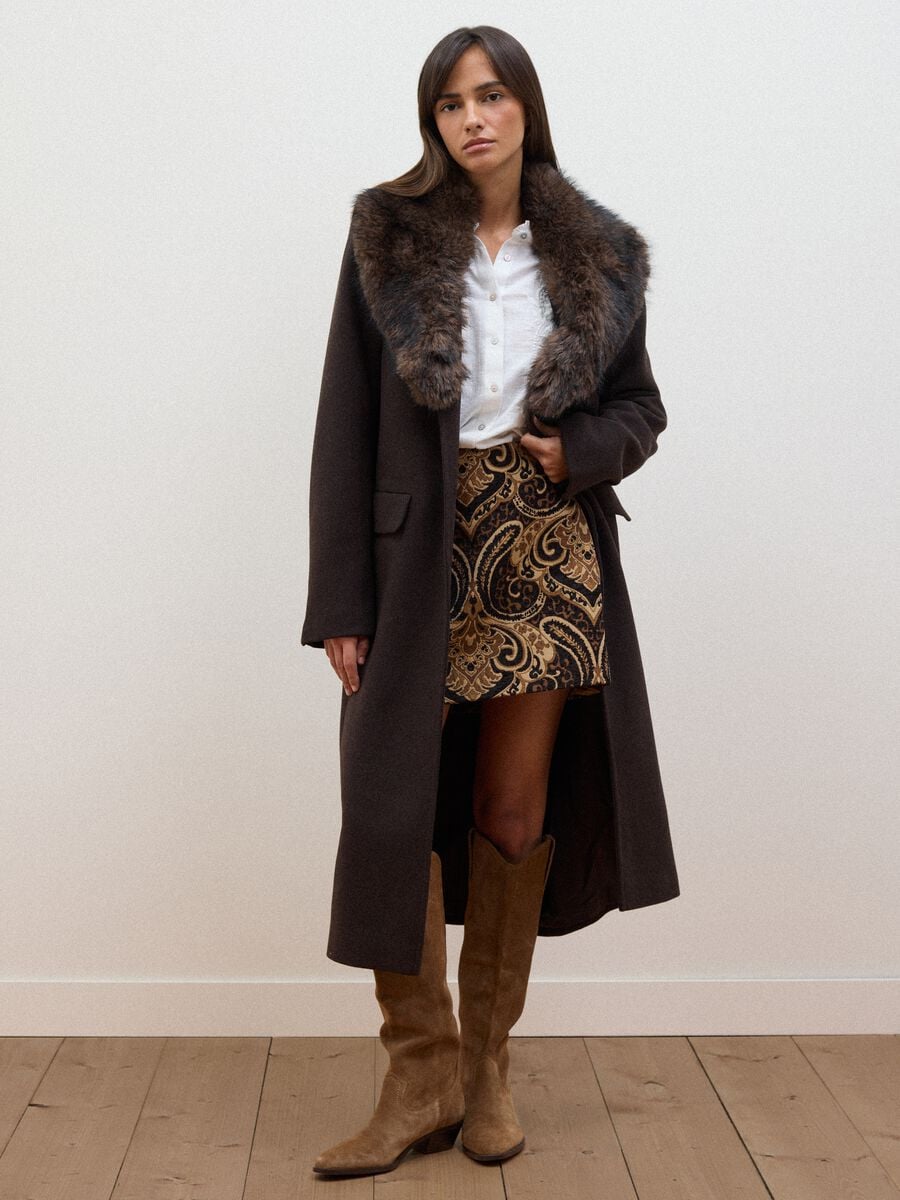 Long brown wool and viscose-blend coat with contrasting collar_1
