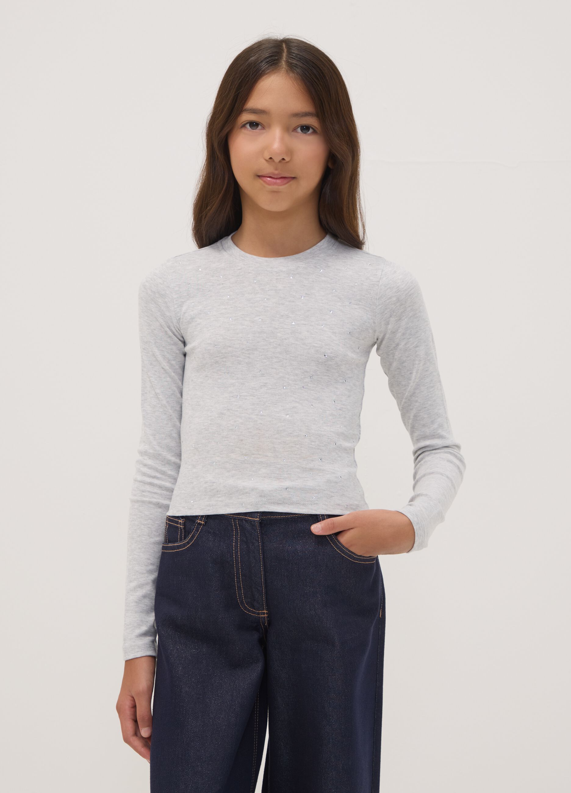 T-shirt cinzenta em algod&atilde;o org&acirc;nico e viscose el&aacute;stica com strass