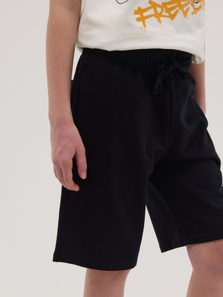 Schwarze Jungen-Shorts aus reiner Baumwolle mit regul&auml;rer Passform_1