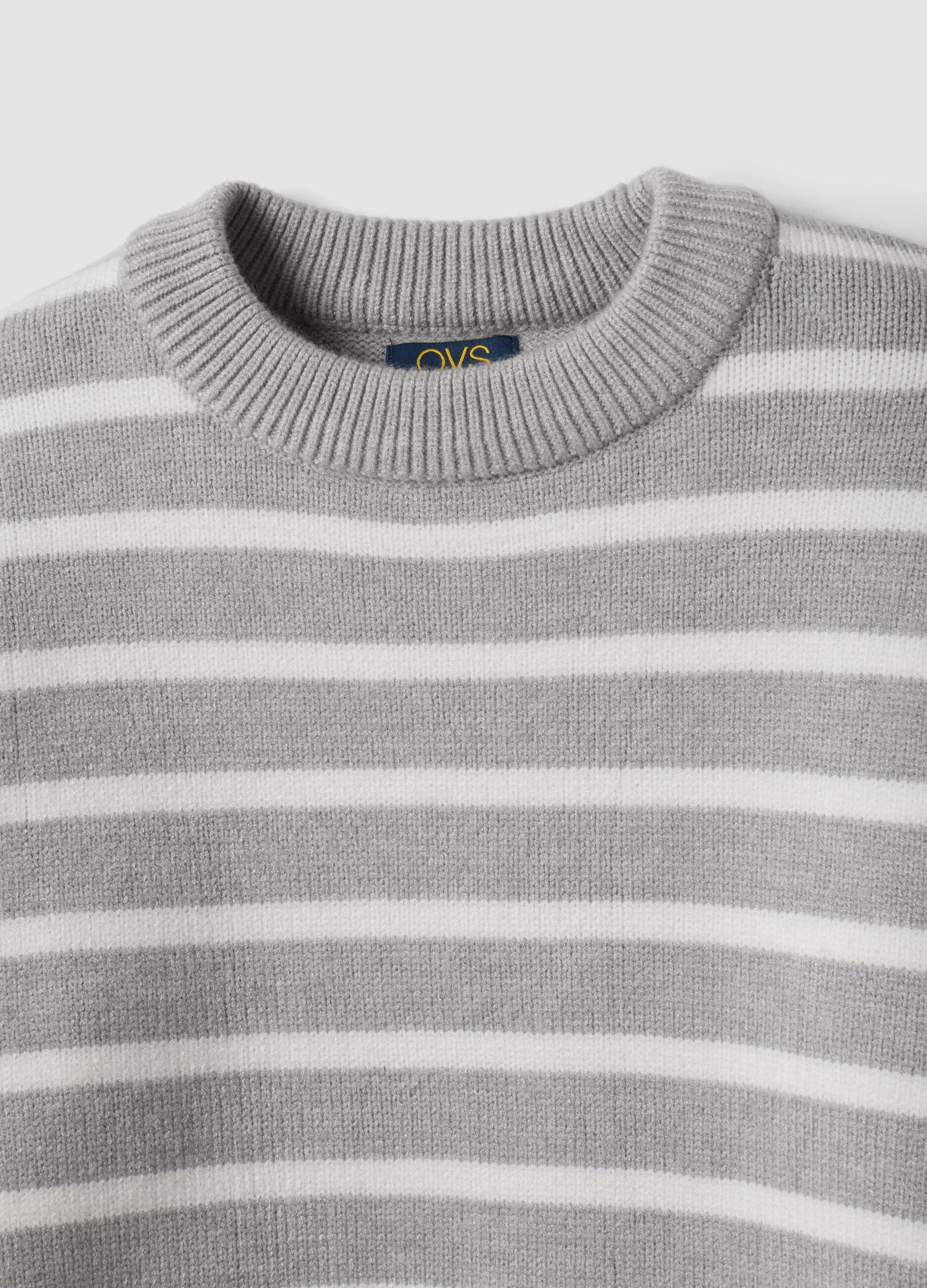 Maglia grigia in misto viscosa a righe con girocollo