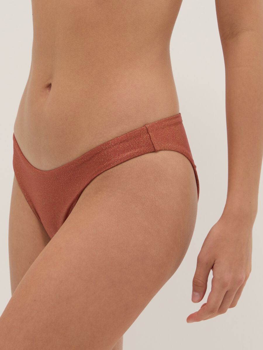 Orangefarbene Stretch-Badehose mit Glitzerstruktur_3