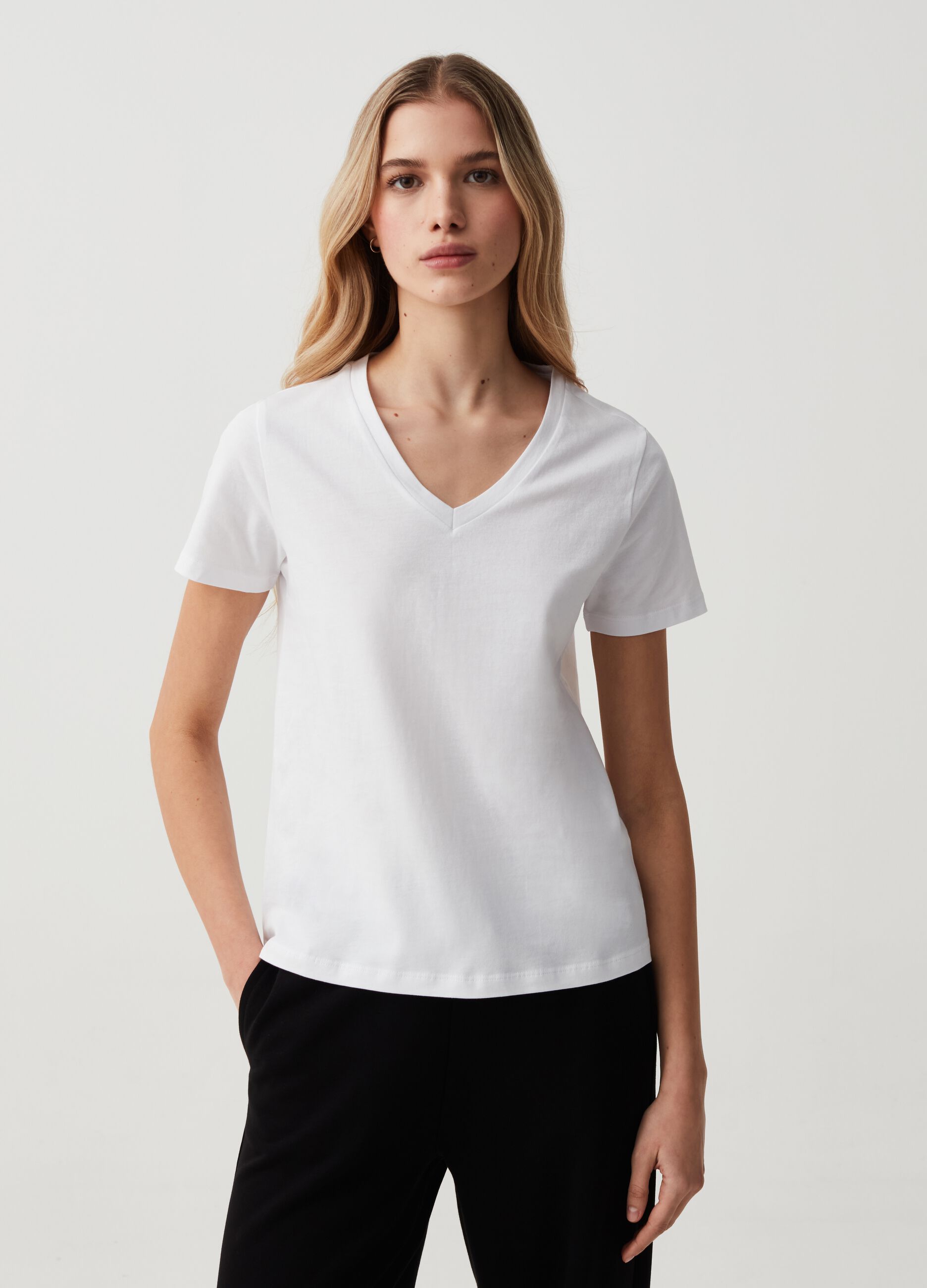 Camiseta Essential de algodón con cuello de pico