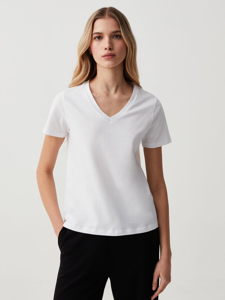 Camiseta Essential de algodón con cuello de pico_0