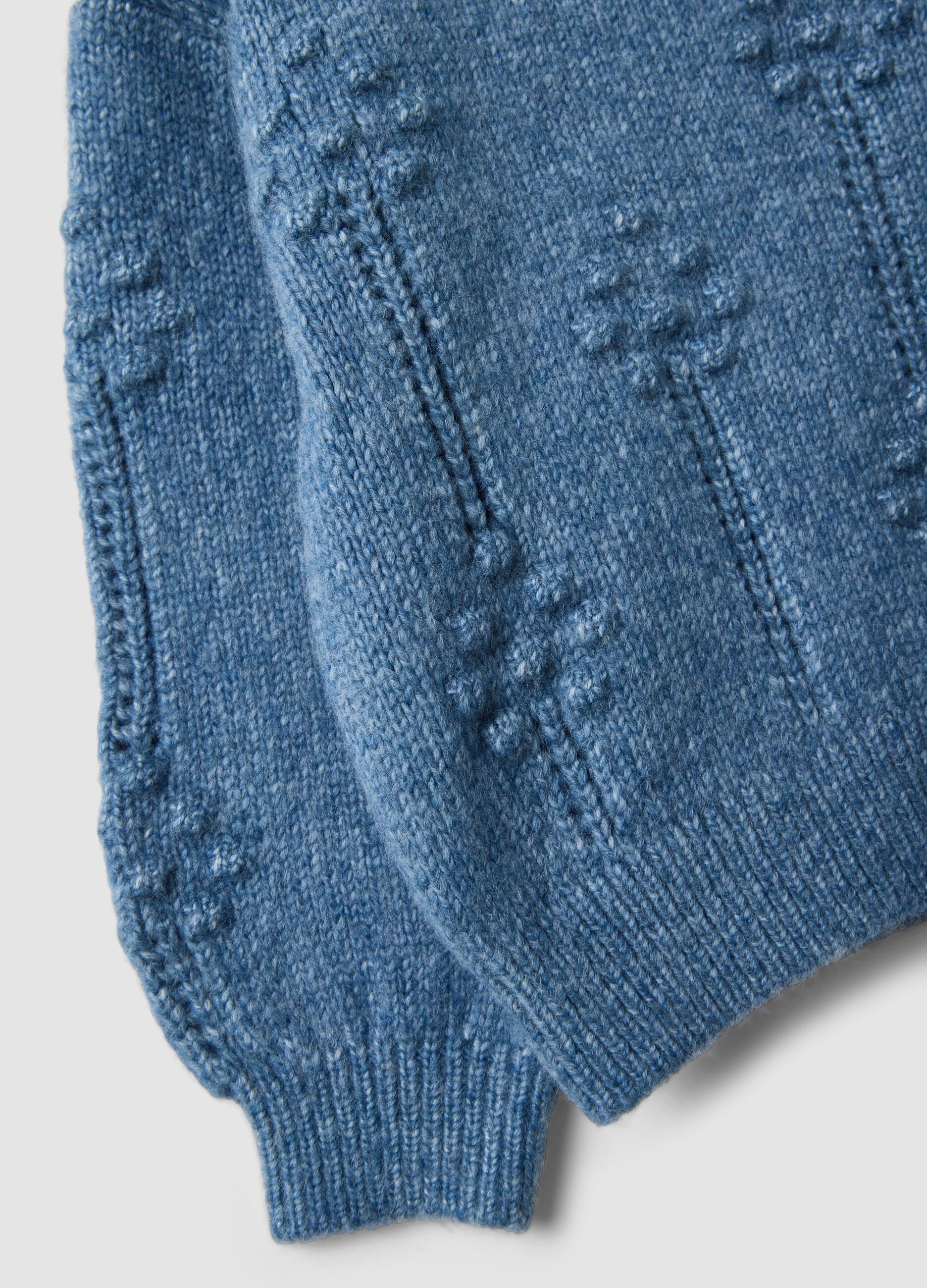 Blauer Strickpullover mit Rundhalsausschnitt und Blumenmuster