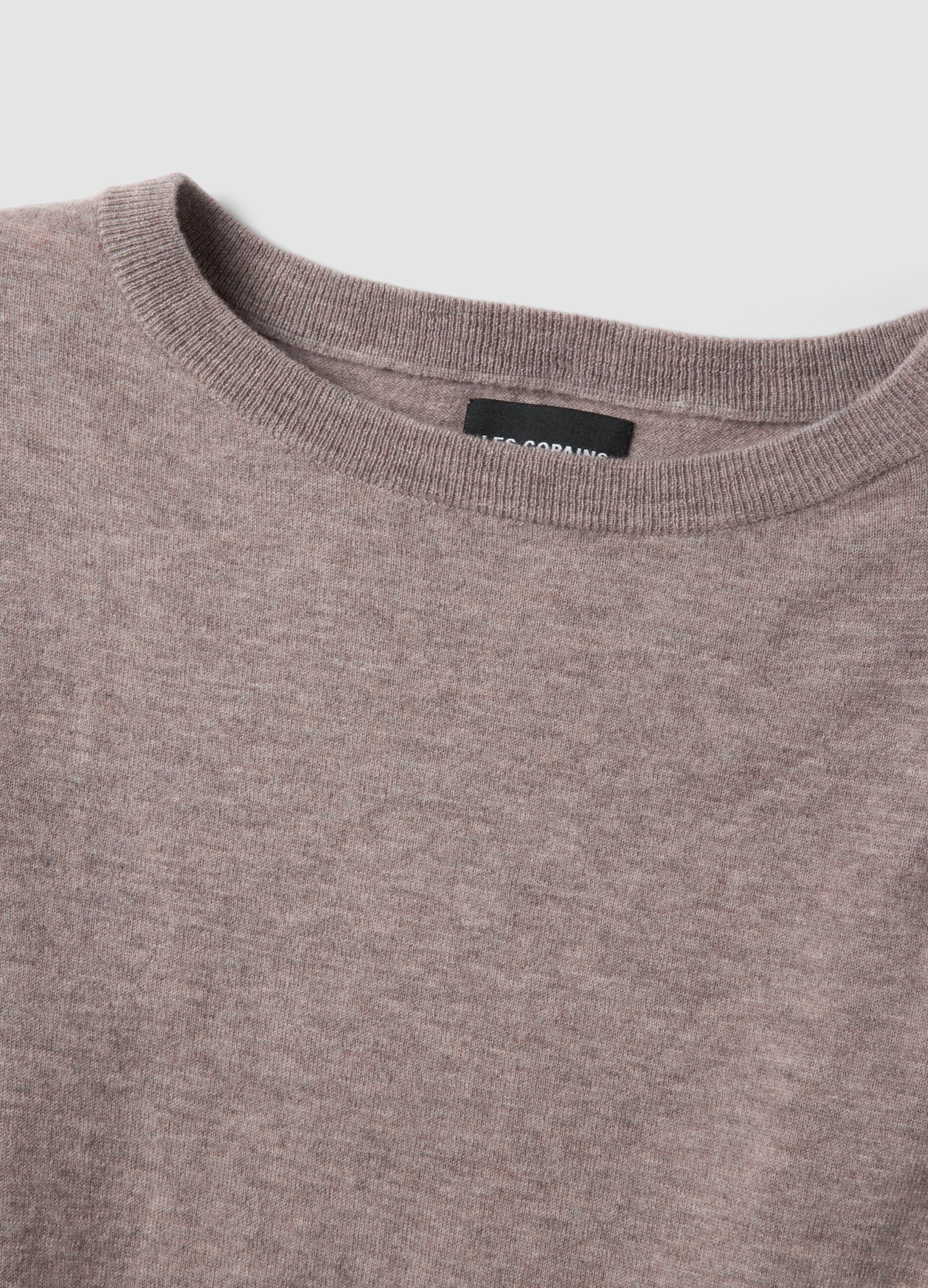 Maglia grigia in pura lana con scollo a barchetta