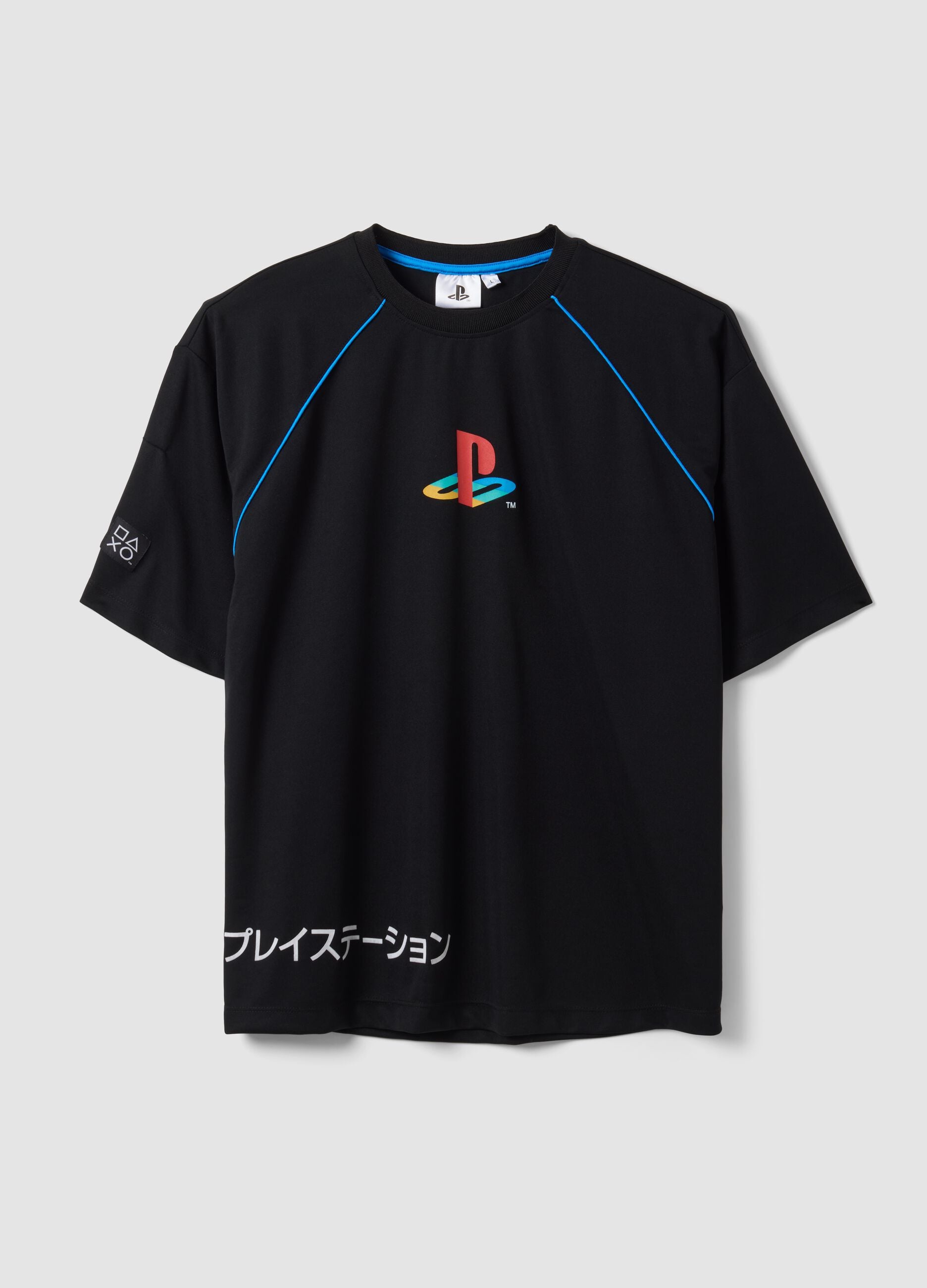 T-shirt preta PlayStation com log&oacute;tipo e debruns em contraste