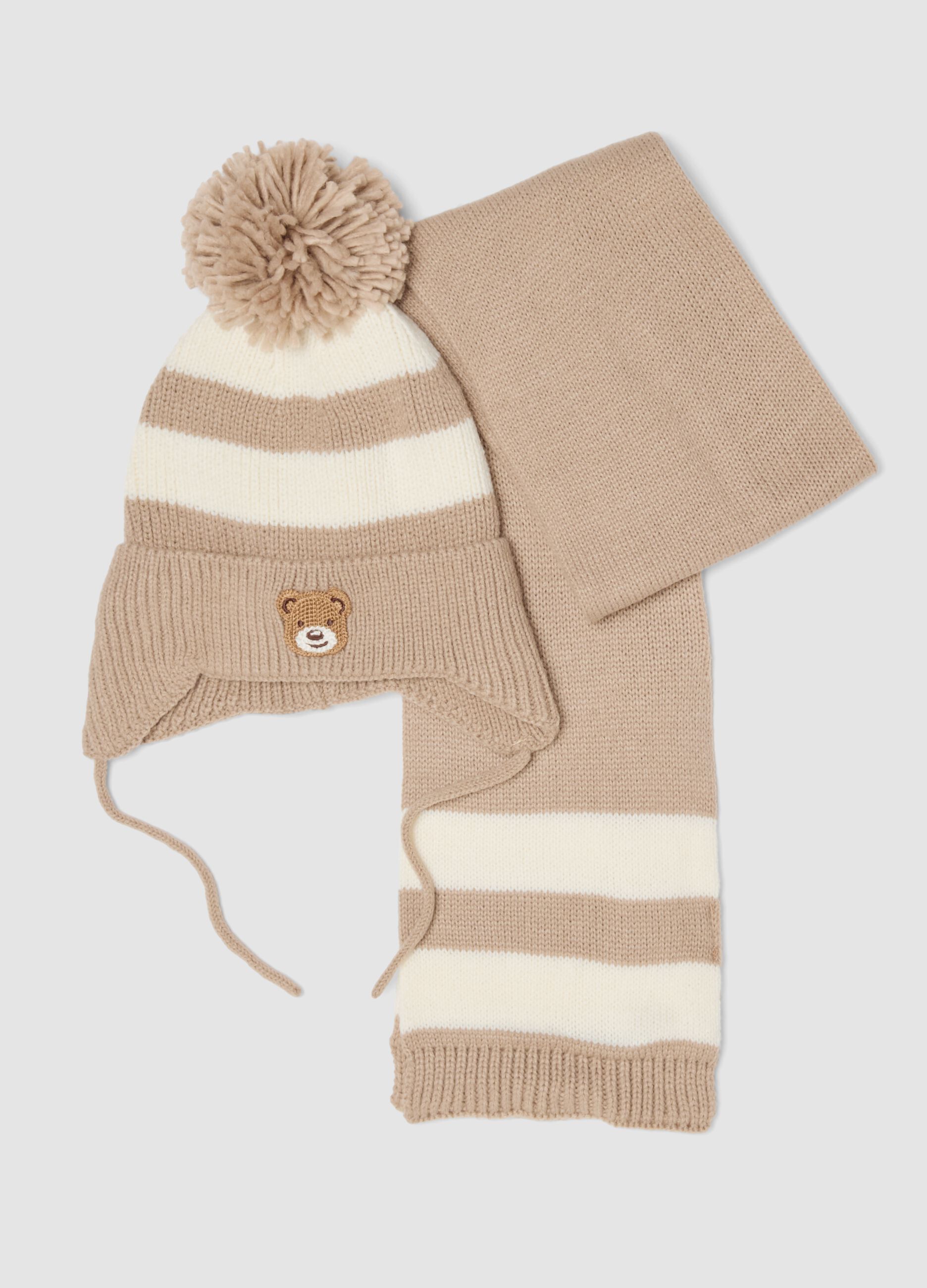 Set de gorro y bufanda marr&oacute;n de punto con rayas