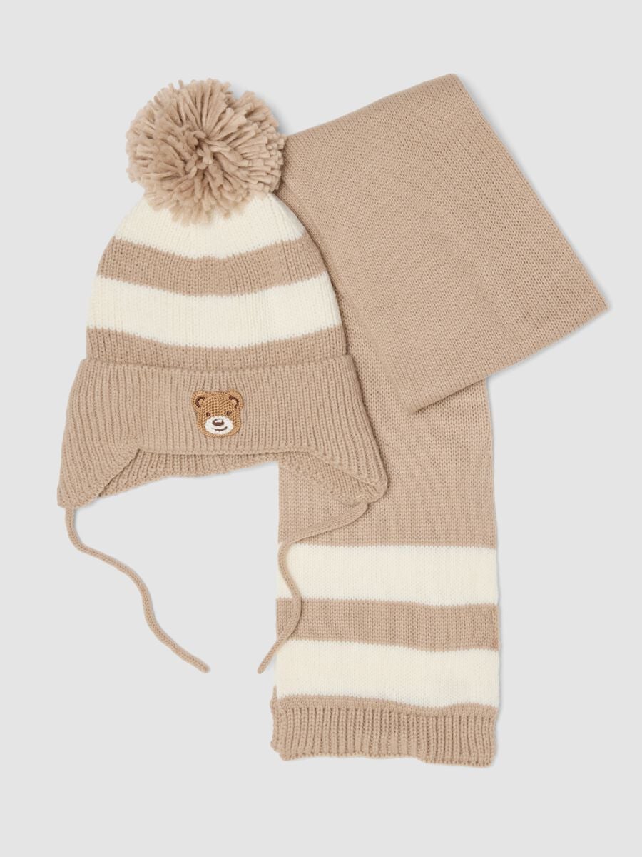 Set de gorro y bufanda marr&oacute;n de punto con rayas_0