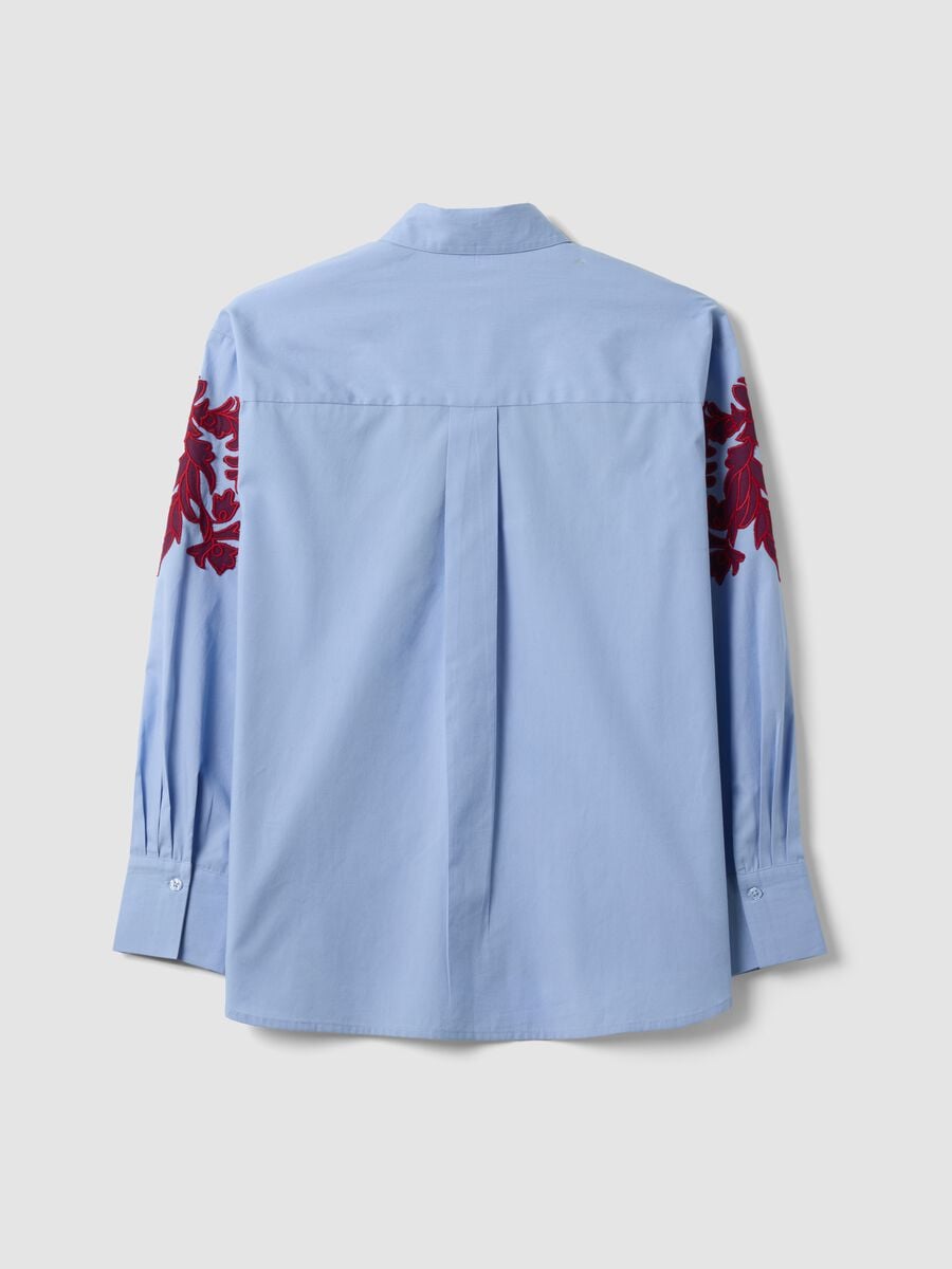 Camicia azzurra in popeline di puro cotone con ricami floreali regular fit_6