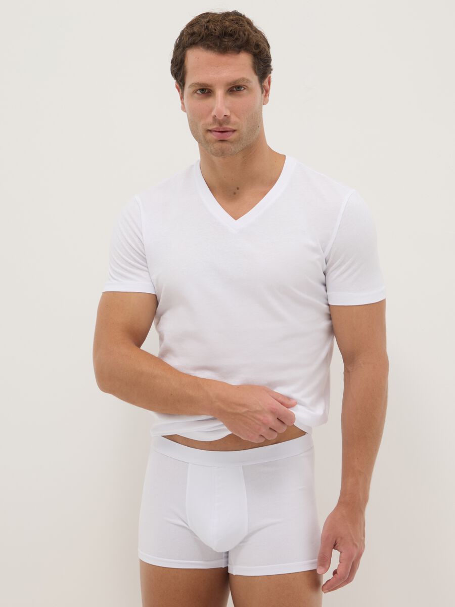 Tripack wei&szlig;e V-Ausschnitt-T-Shirts aus reiner Baumwolle im Regular Fit_0
