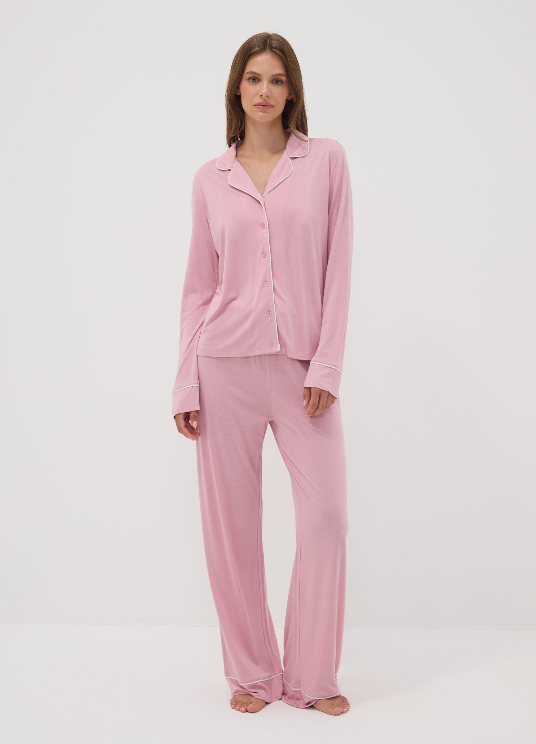 Pijama rosa em viscose pura com decote em V e debruns em contraste