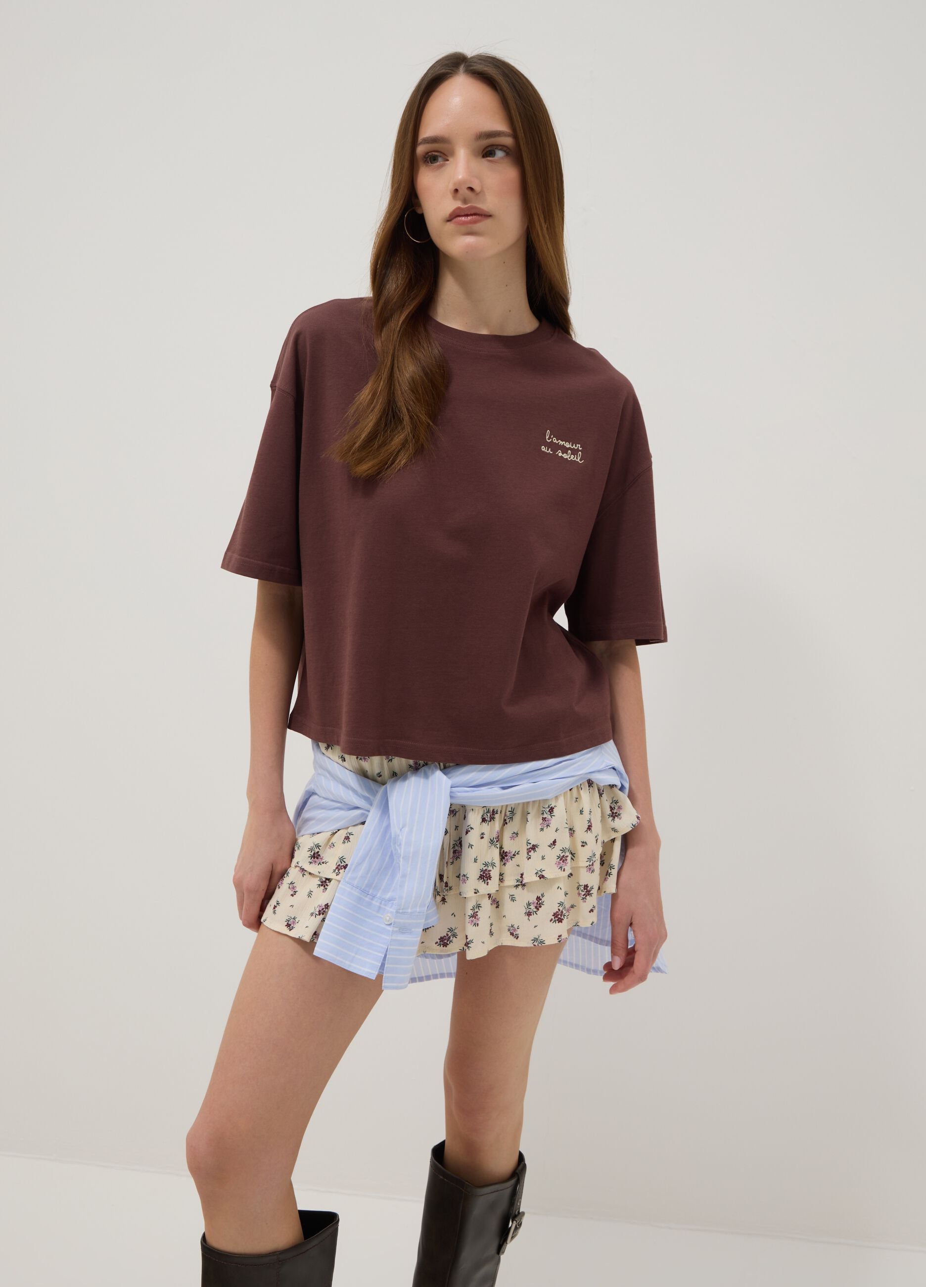 T-shirt marrone in puro cotone con ricamo boxy fit
