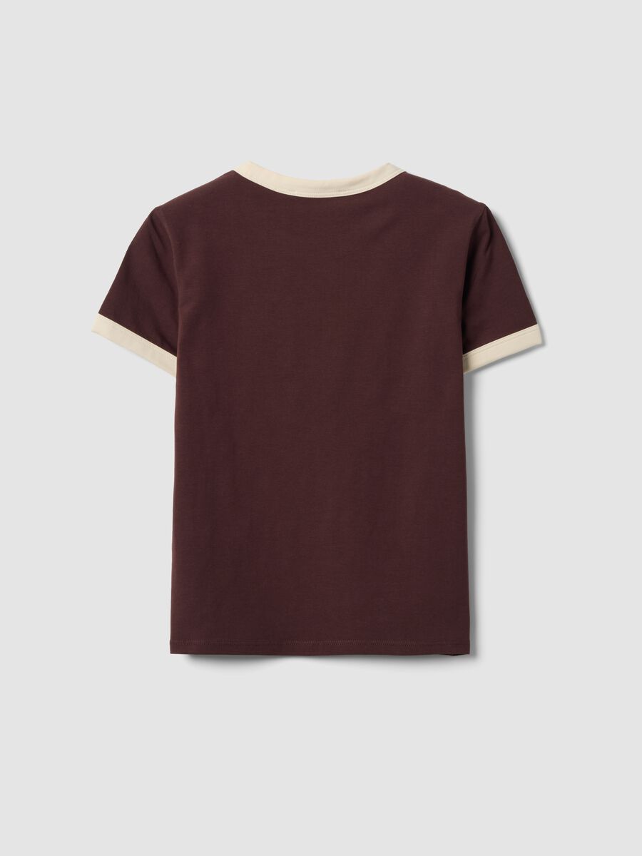 Braunes Baumwoll-T-Shirt mit Frontprint und kontrastierenden Abschl&uuml;ssen_1