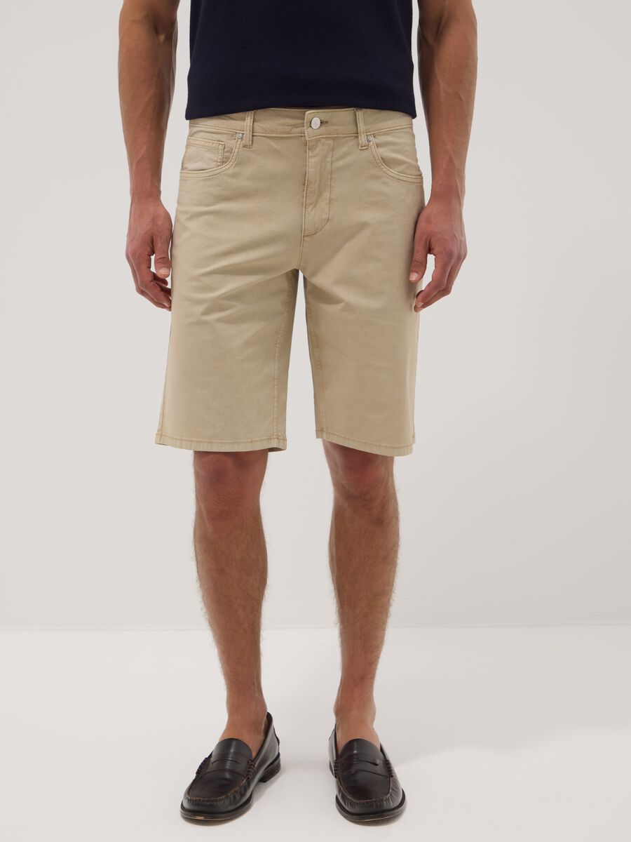 Beige stretch cotton five-pocket Bermuda shorts_2