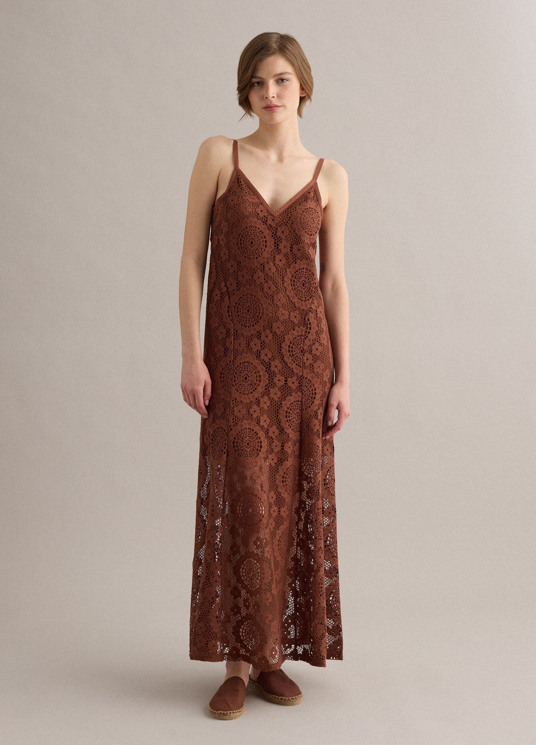 Vestido comprido castanho em crochet com decote em V, corte regular