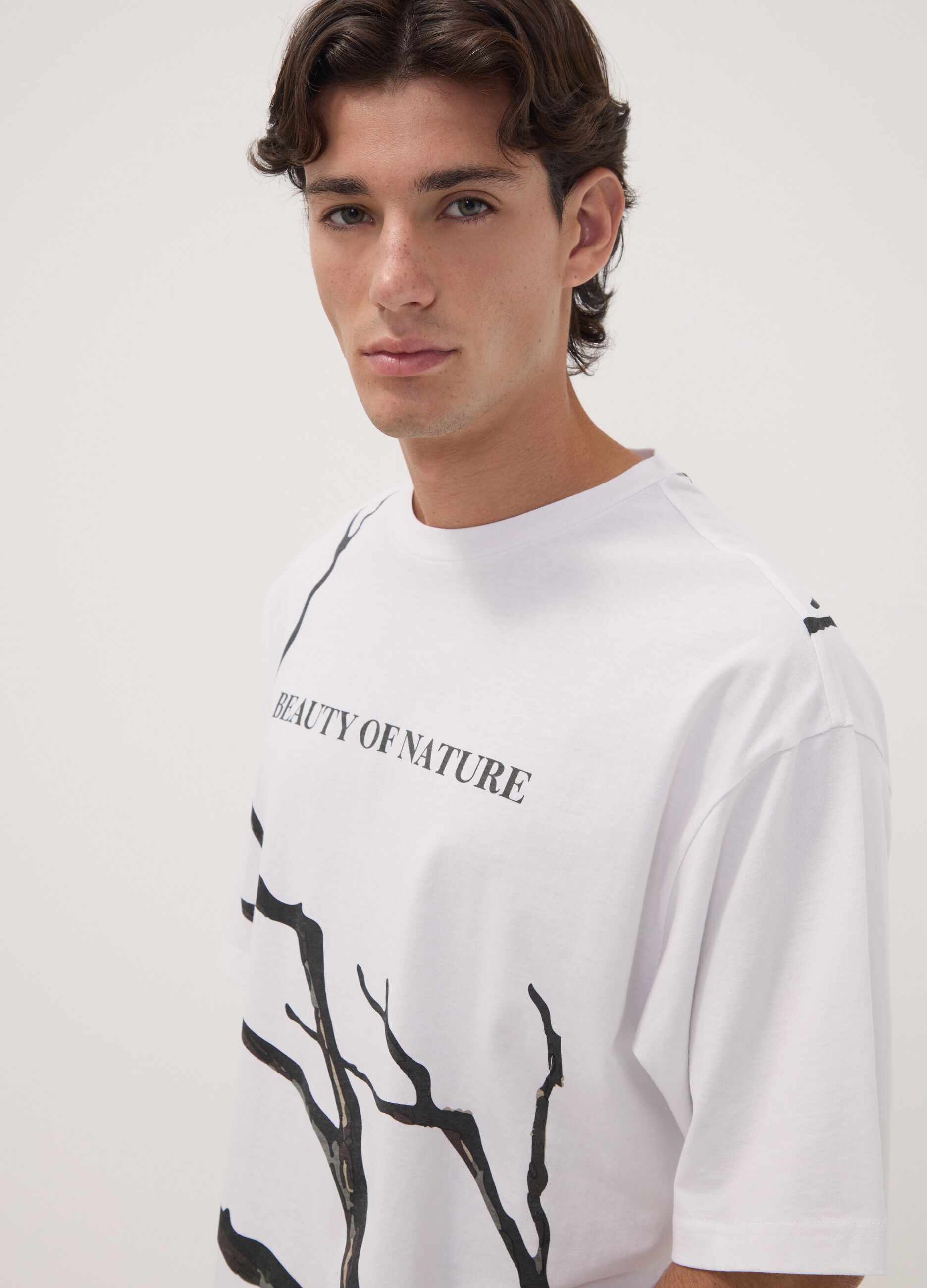T-shirt branca em algod&atilde;o puro com estampado vegetal