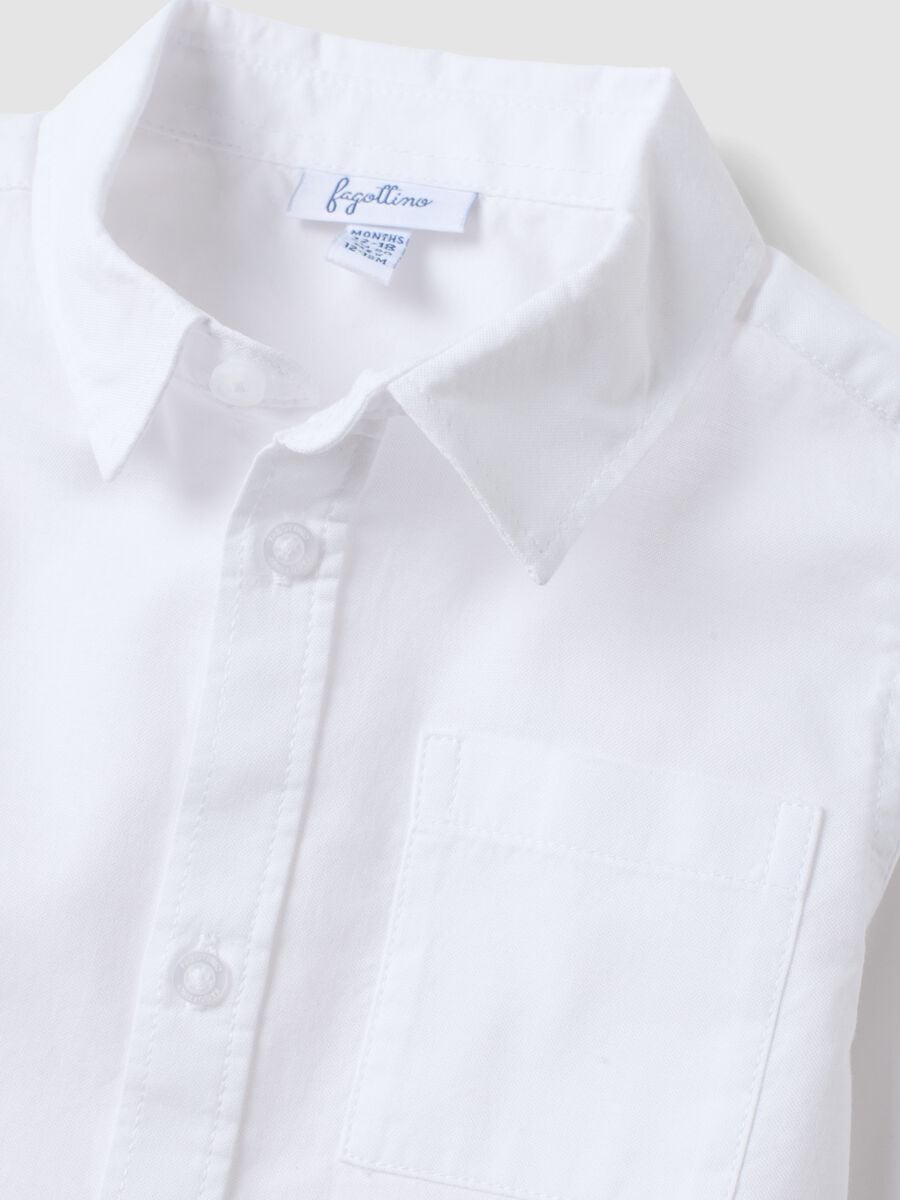 Camicia bianca in puro cotone con collo classico e taschino per bimbo_2
