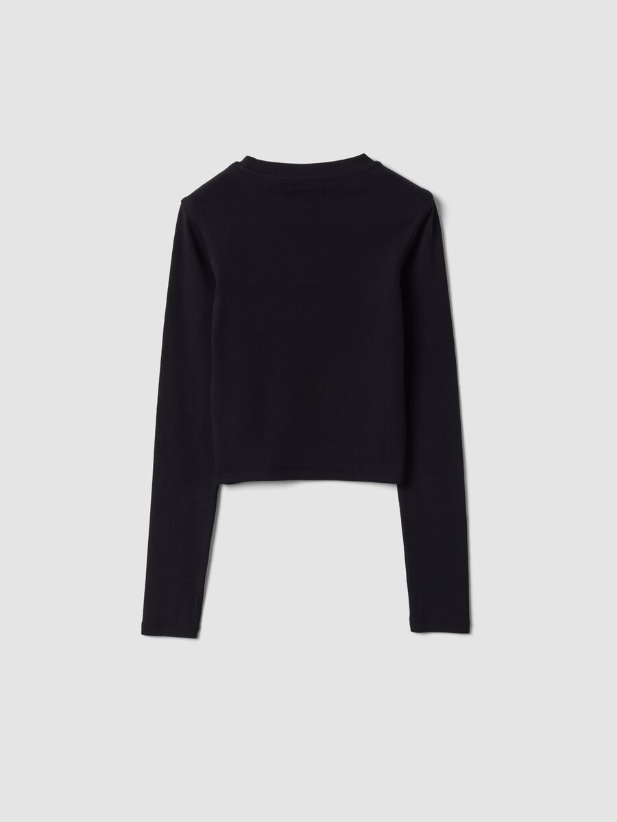 T-shirt nera in cotone organico elasticizzato con collo a costine_5