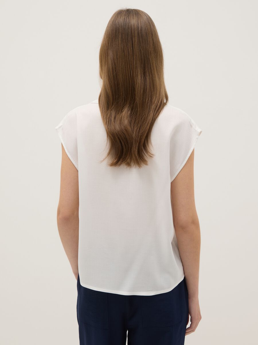 White sleeveless blouse in pure viscose regular fit with V-neck_2