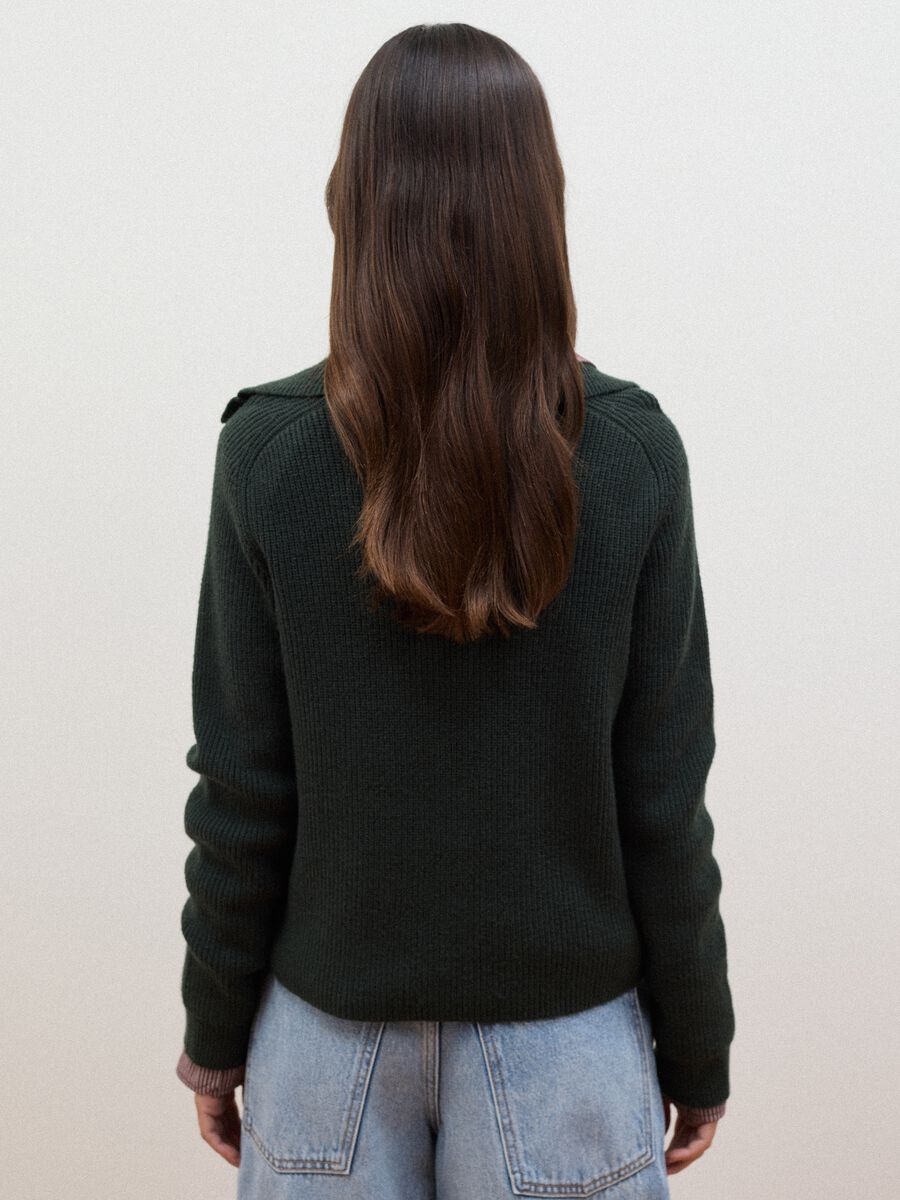 Green ribbed viscose-blend top with collar_3