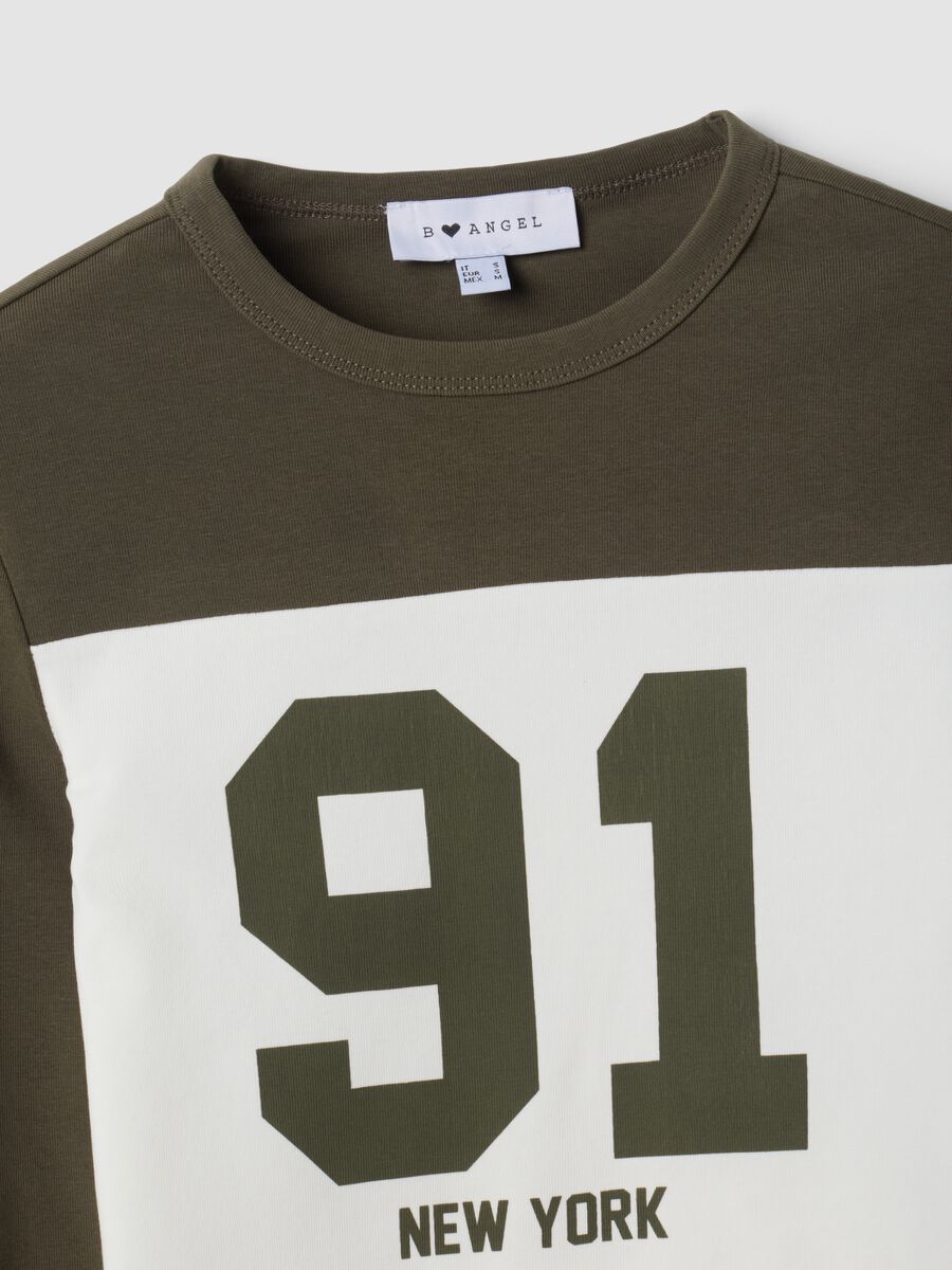 Braun-wei&szlig;es T-Shirt aus Stretch-Baumwolle mit Frontprint_1