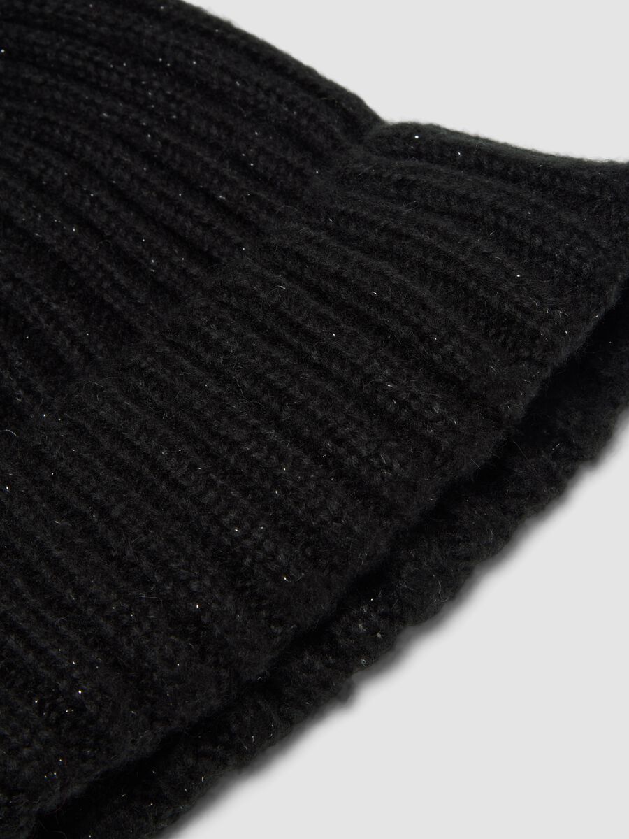 Cappello nero a costine in maglia con pon pon_1